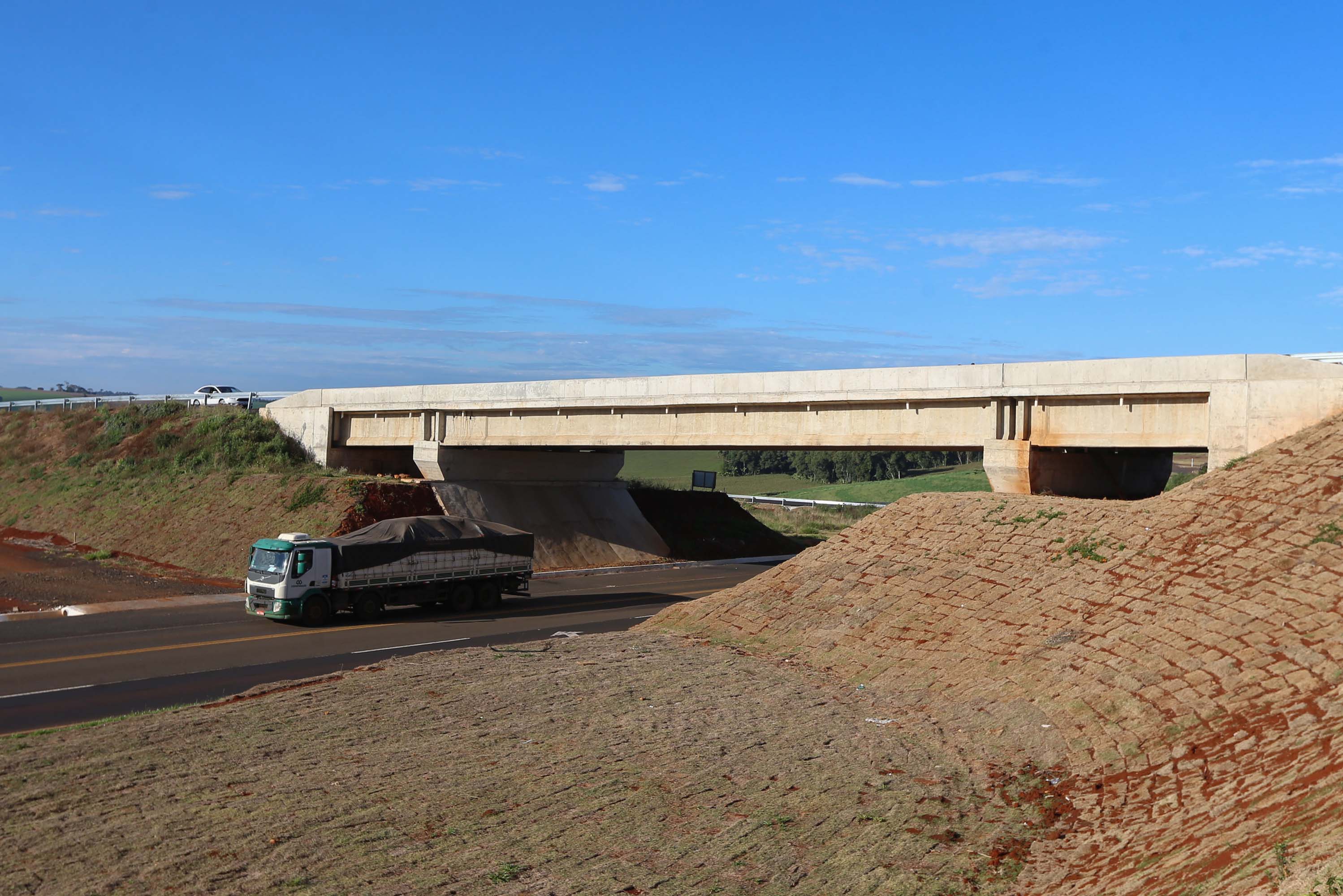 Obras do  Contorno Noroeste de Pato Branco com um viaduto erguido sobre a BR-158, uma ponte sobre o Rio Ligeiro e cinco quilômetros de rodovia até a PR-493 em Itapejara D Oeste. O objetivo é enviar todo o tráfego  de caminhões, para o contorno, aliviando o trânsito urbano.Foto: Geraldo Bubniak/AEN