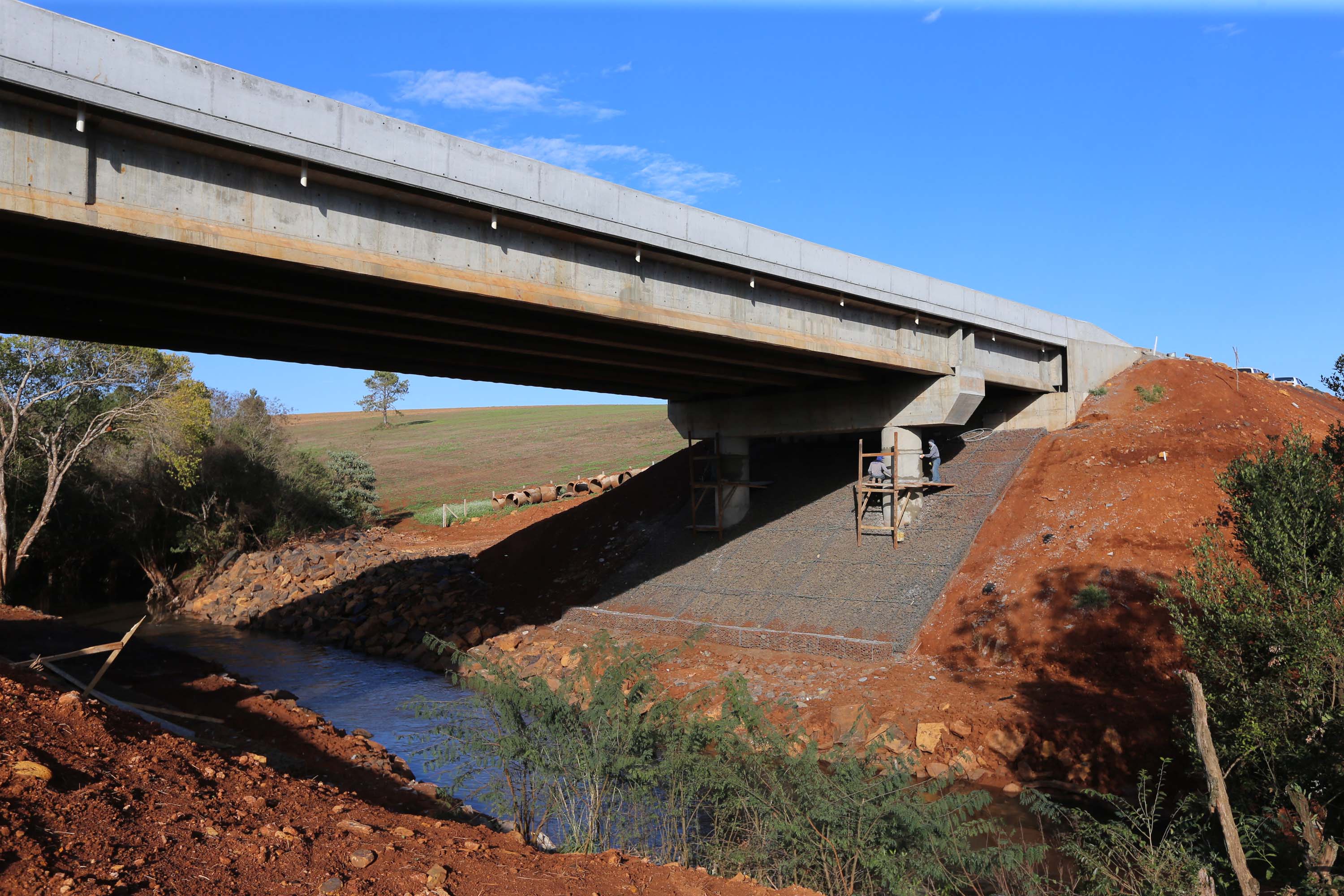 Obras do  Contorno Noroeste de Pato Branco com um viaduto erguido sobre a BR-158, uma ponte sobre o Rio Ligeiro e cinco quilômetros de rodovia até a PR-493 em Itapejara D Oeste. O objetivo é enviar todo o tráfego  de caminhões, para o contorno, aliviando o trânsito urbano.Foto: Geraldo Bubniak/AEN