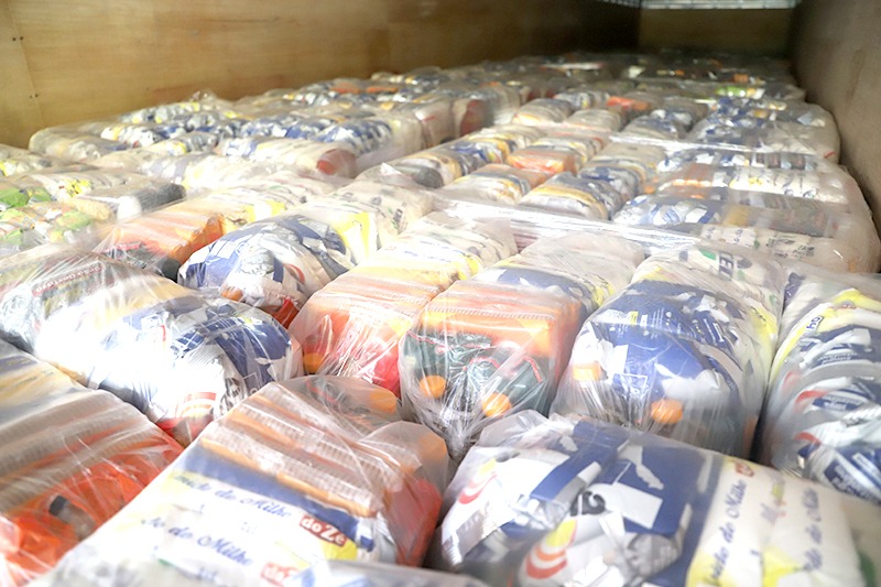 A Secretaria da Justiça, Família e Trabalho do Governo do Paraná (Sejuf), por meio do Departamento de Políticas para Pessoa com Deficiência, está distribuindo 19.190 cestas básicas para prover a segurança alimentar emergencial às famílias de pessoas com deficiência que se encontram em vulnerabilidade social e que foram afetadas pela pandemia da Covid-19. No total serão 260 municípios beneficiados, ou seja, mais de 65% do total dos municípios paranaenses. 
Foto:SEJUF