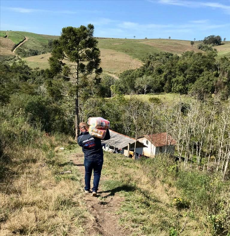 A Secretaria da Justiça, Família e Trabalho do Governo do Paraná (Sejuf), por meio do Departamento de Políticas para Pessoa com Deficiência, está distribuindo 19.190 cestas básicas para prover a segurança alimentar emergencial às famílias de pessoas com deficiência que se encontram em vulnerabilidade social e que foram afetadas pela pandemia da Covid-19. No total serão 260 municípios beneficiados, ou seja, mais de 65% do total dos municípios paranaenses. 
Foto:SEJUF