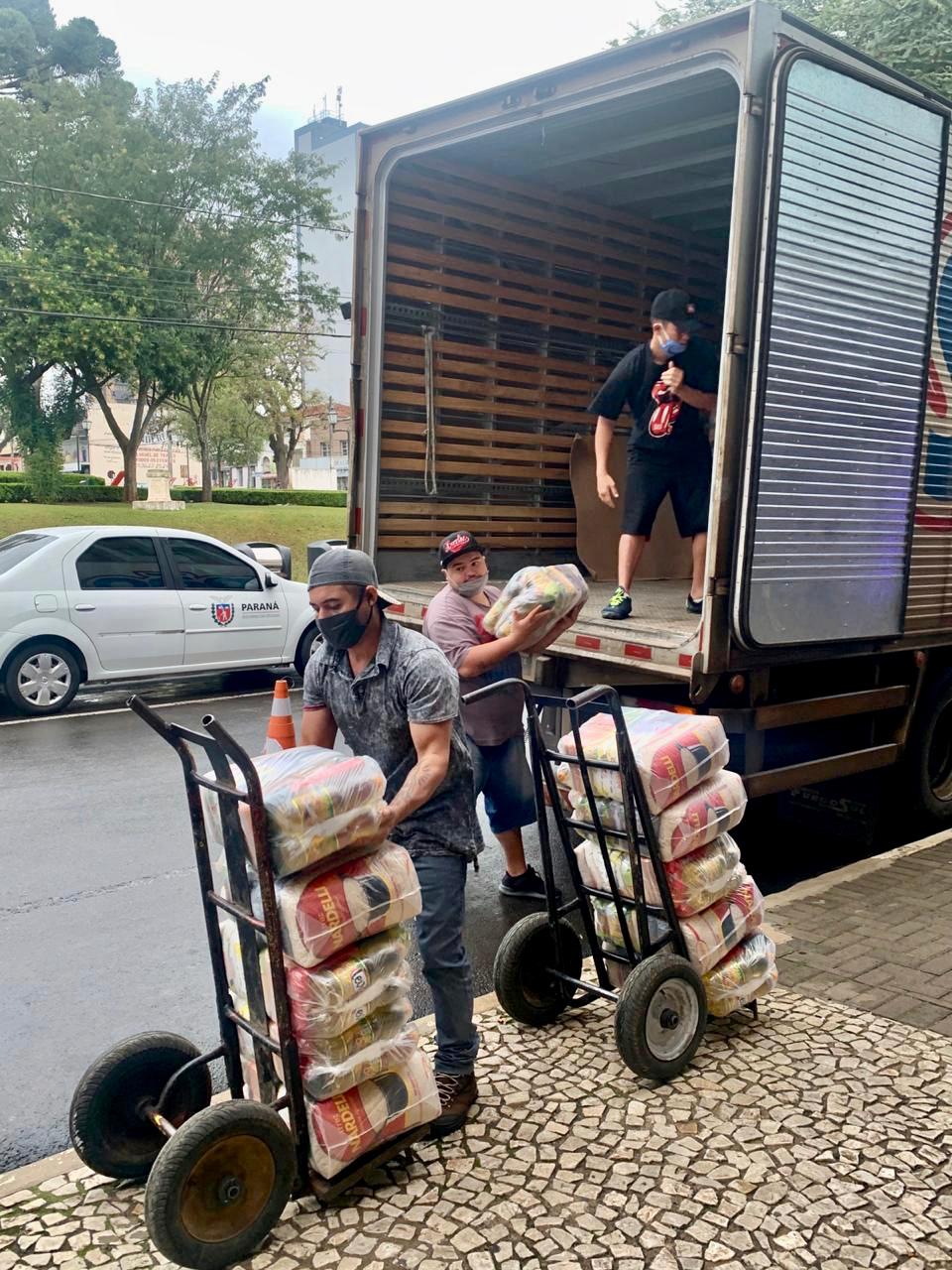 A Secretaria da Justiça, Família e Trabalho do Governo do Paraná (Sejuf), por meio do Departamento de Políticas para Pessoa com Deficiência, está distribuindo 19.190 cestas básicas para prover a segurança alimentar emergencial às famílias de pessoas com deficiência que se encontram em vulnerabilidade social e que foram afetadas pela pandemia da Covid-19. No total serão 260 municípios beneficiados, ou seja, mais de 65% do total dos municípios paranaenses. 
Foto:SEJUF
