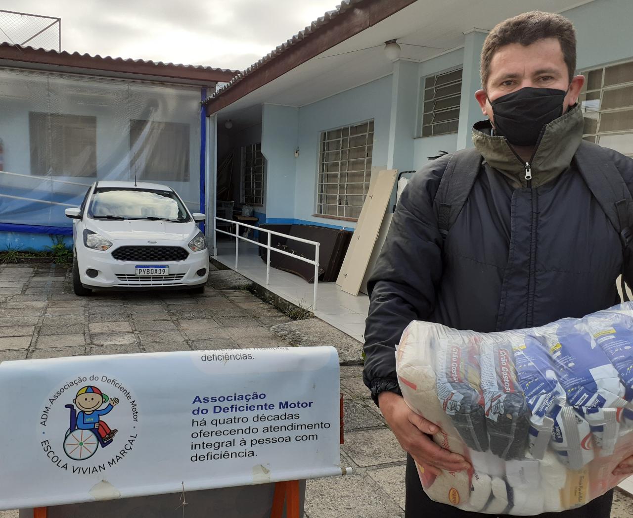 A Secretaria da Justiça, Família e Trabalho do Governo do Paraná (Sejuf), por meio do Departamento de Políticas para Pessoa com Deficiência, está distribuindo 19.190 cestas básicas para prover a segurança alimentar emergencial às famílias de pessoas com deficiência que se encontram em vulnerabilidade social e que foram afetadas pela pandemia da Covid-19. No total serão 260 municípios beneficiados, ou seja, mais de 65% do total dos municípios paranaenses. 
Foto:SEJUF