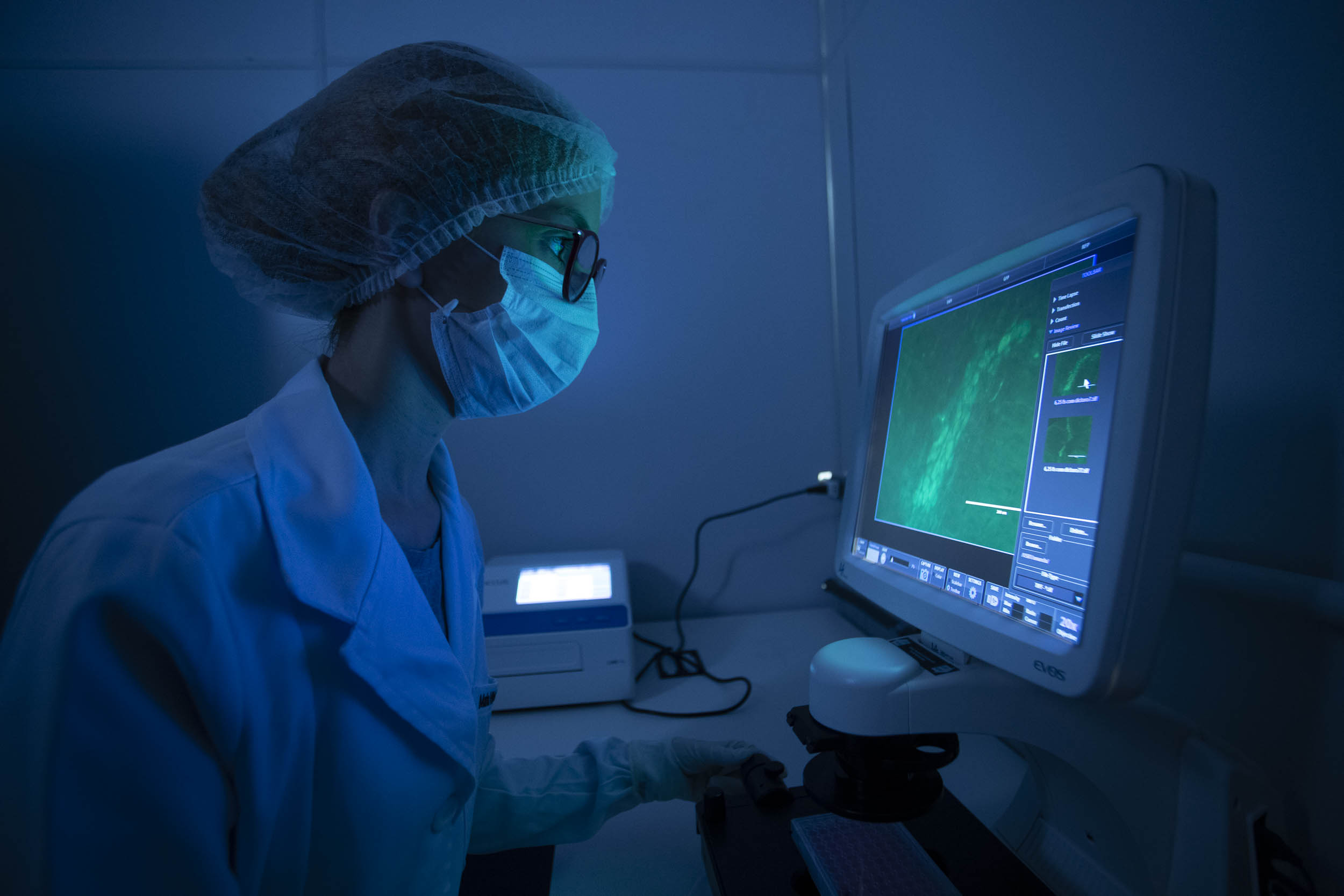 Pesquisadores da Universidade Estadual de Maringá (UEM) darão início, até o final de julho, a duas importantes pesquisas sobre o novo coronavírus. De acordo com a professora e pesquisadora Márcia Consolaro, do Departamento de Análises Clínicas e Biomedicina (DAB) da UEM, e coordenadora local dos dois estudos, o objetivo é compreender a interação do vírus com o organismo e seu comportamento na sociedade, assim como as taxas de transmissibilidade.  FOTO:UEM