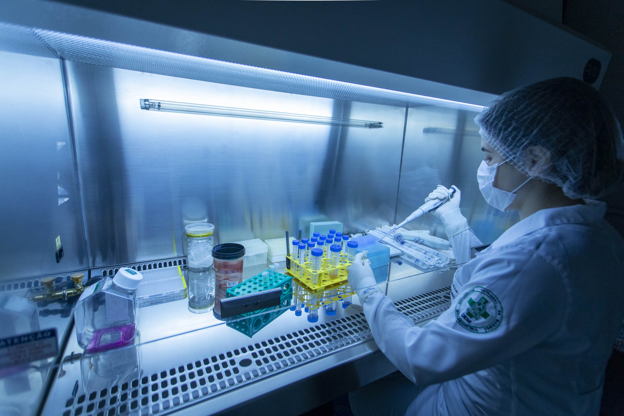 Pesquisadores da Universidade Estadual de Maringá (UEM) darão início, até o final de julho, a duas importantes pesquisas sobre o novo coronavírus. De acordo com a professora e pesquisadora Márcia Consolaro, do Departamento de Análises Clínicas e Biomedicina (DAB) da UEM, e coordenadora local dos dois estudos, o objetivo é compreender a interação do vírus com o organismo e seu comportamento na sociedade, assim como as taxas de transmissibilidade.  FOTO:UEM