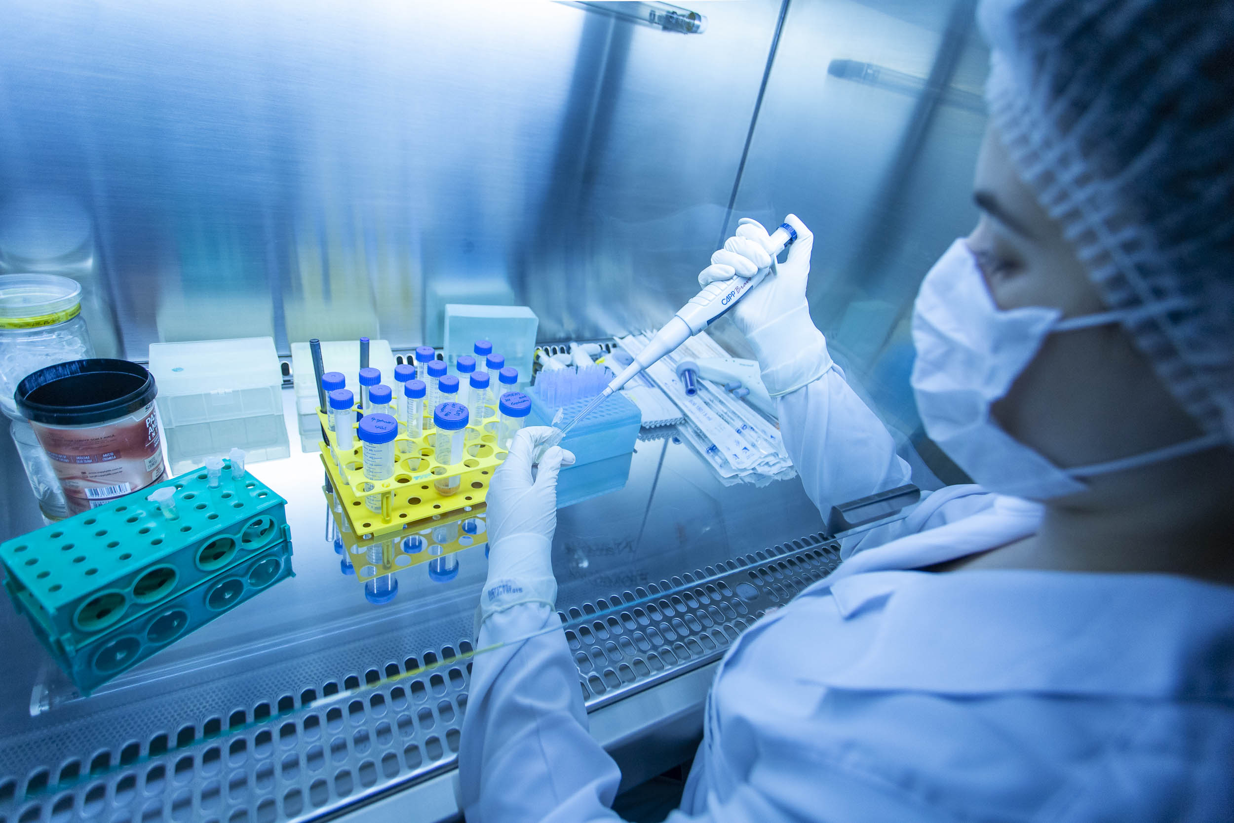 Pesquisadores da Universidade Estadual de Maringá (UEM) darão início, até o final de julho, a duas importantes pesquisas sobre o novo coronavírus. De acordo com a professora e pesquisadora Márcia Consolaro, do Departamento de Análises Clínicas e Biomedicina (DAB) da UEM, e coordenadora local dos dois estudos, o objetivo é compreender a interação do vírus com o organismo e seu comportamento na sociedade, assim como as taxas de transmissibilidade.  FOTO:UEM