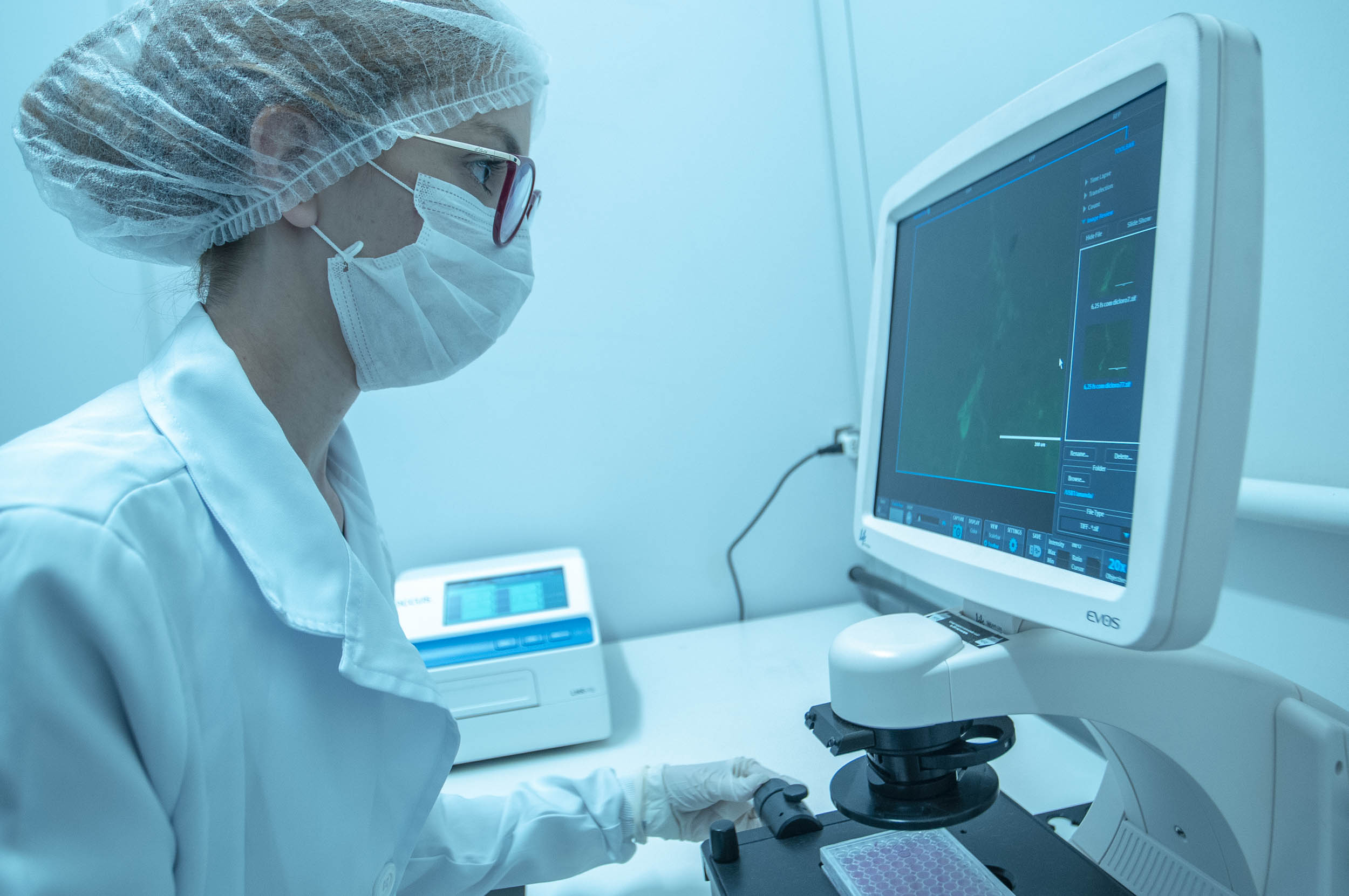 Pesquisadores da Universidade Estadual de Maringá (UEM) darão início, até o final de julho, a duas importantes pesquisas sobre o novo coronavírus. De acordo com a professora e pesquisadora Márcia Consolaro, do Departamento de Análises Clínicas e Biomedicina (DAB) da UEM, e coordenadora local dos dois estudos, o objetivo é compreender a interação do vírus com o organismo e seu comportamento na sociedade, assim como as taxas de transmissibilidade.  FOTO:UEM