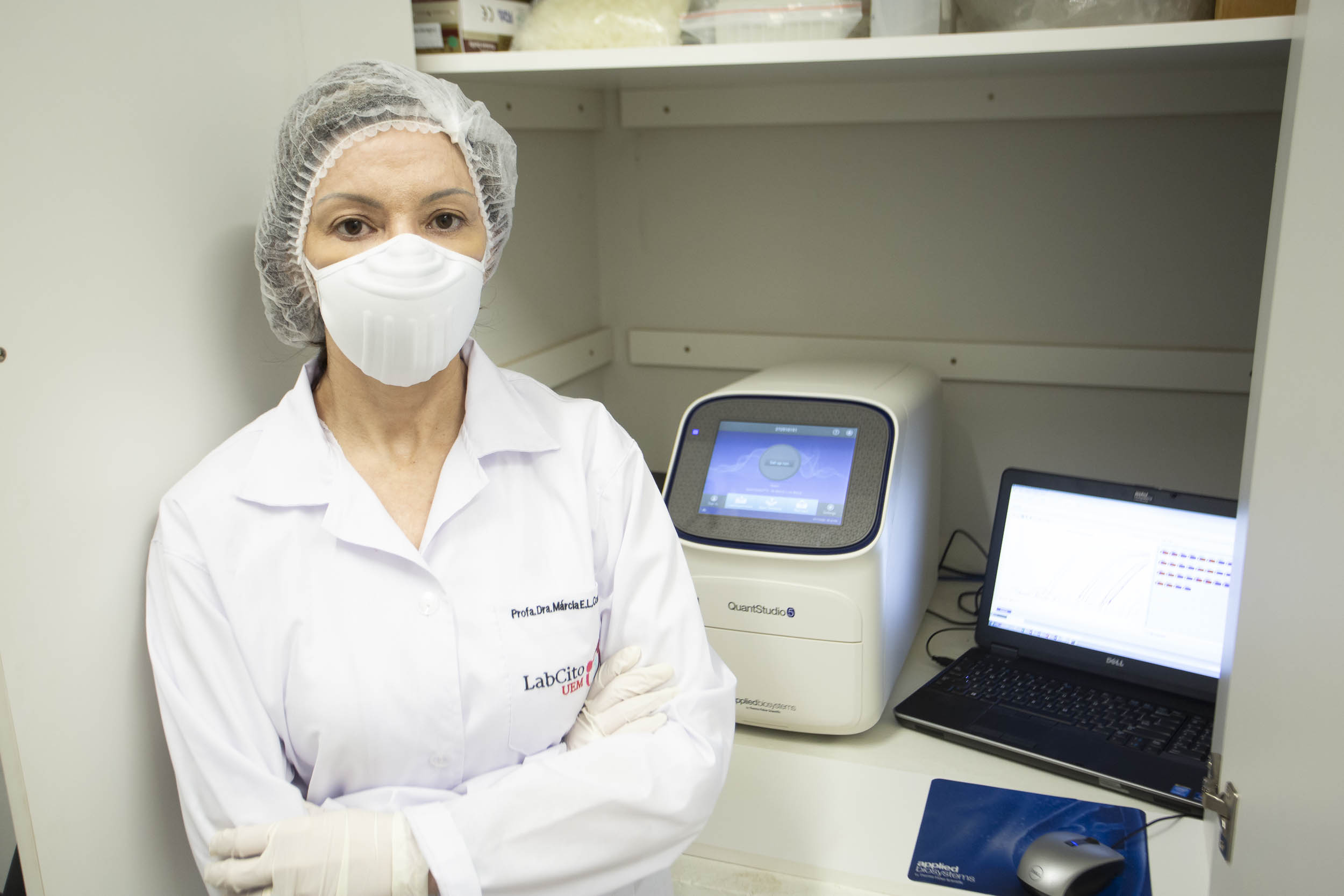 Pesquisadores da Universidade Estadual de Maringá (UEM) darão início, até o final de julho, a duas importantes pesquisas sobre o novo coronavírus. De acordo com a professora e pesquisadora Márcia Consolaro, do Departamento de Análises Clínicas e Biomedicina (DAB) da UEM, e coordenadora local dos dois estudos, o objetivo é compreender a interação do vírus com o organismo e seu comportamento na sociedade, assim como as taxas de transmissibilidade.  FOTO:UEM