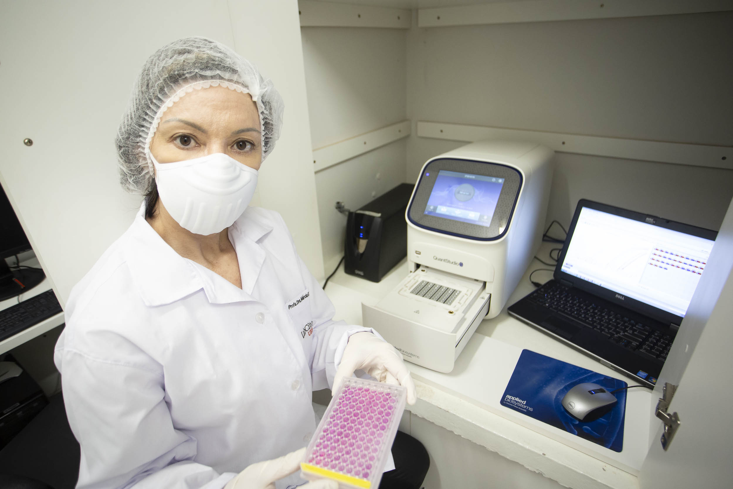 Pesquisadores da Universidade Estadual de Maringá (UEM) darão início, até o final de julho, a duas importantes pesquisas sobre o novo coronavírus. De acordo com a professora e pesquisadora Márcia Consolaro, do Departamento de Análises Clínicas e Biomedicina (DAB) da UEM, e coordenadora local dos dois estudos, o objetivo é compreender a interação do vírus com o organismo e seu comportamento na sociedade, assim como as taxas de transmissibilidade.  FOTO:UEM
