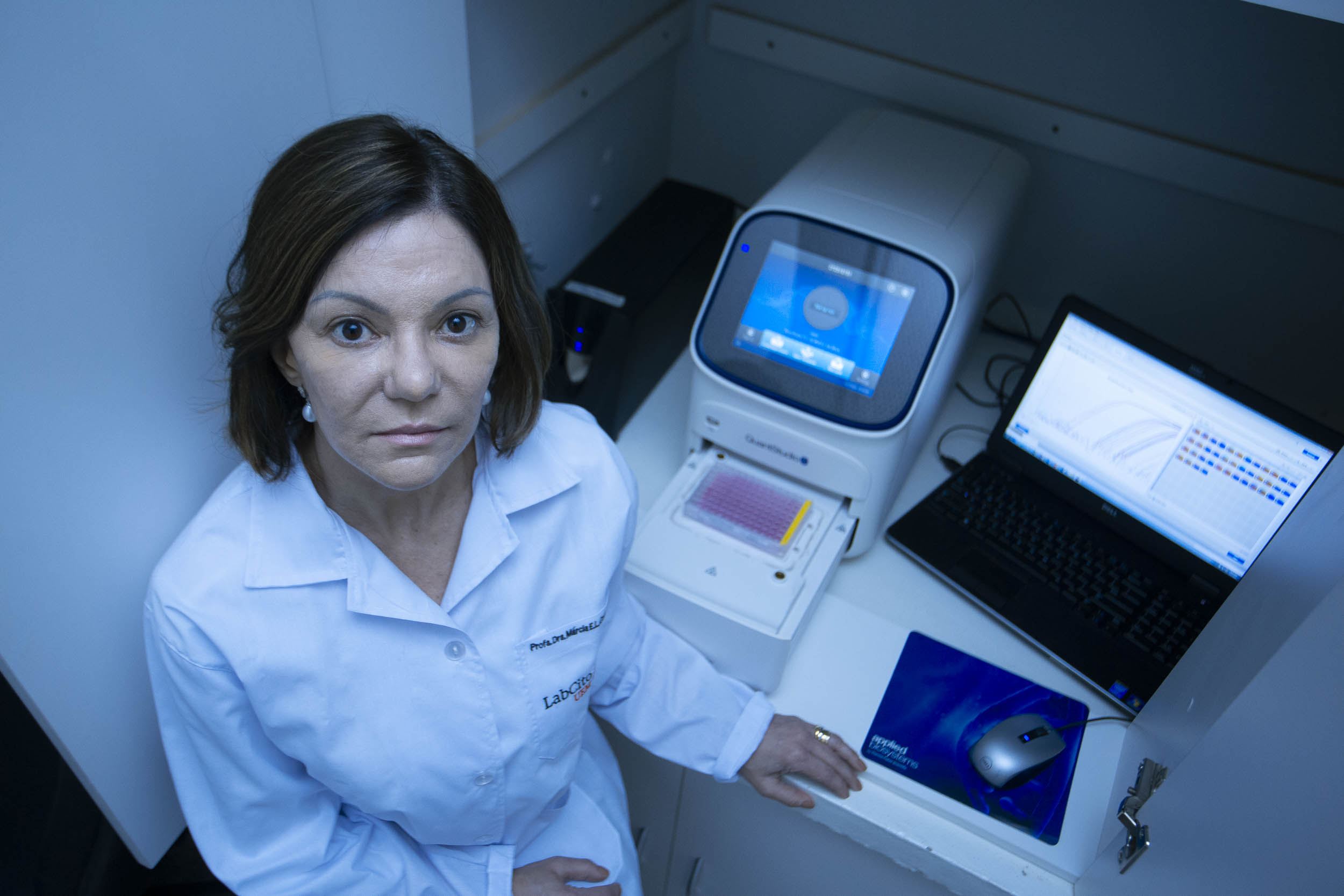 Pesquisadores da Universidade Estadual de Maringá (UEM) darão início, até o final de julho, a duas importantes pesquisas sobre o novo coronavírus. De acordo com a professora e pesquisadora Márcia Consolaro, do Departamento de Análises Clínicas e Biomedicina (DAB) da UEM, e coordenadora local dos dois estudos, o objetivo é compreender a interação do vírus com o organismo e seu comportamento na sociedade, assim como as taxas de transmissibilidade.  FOTO:UEM