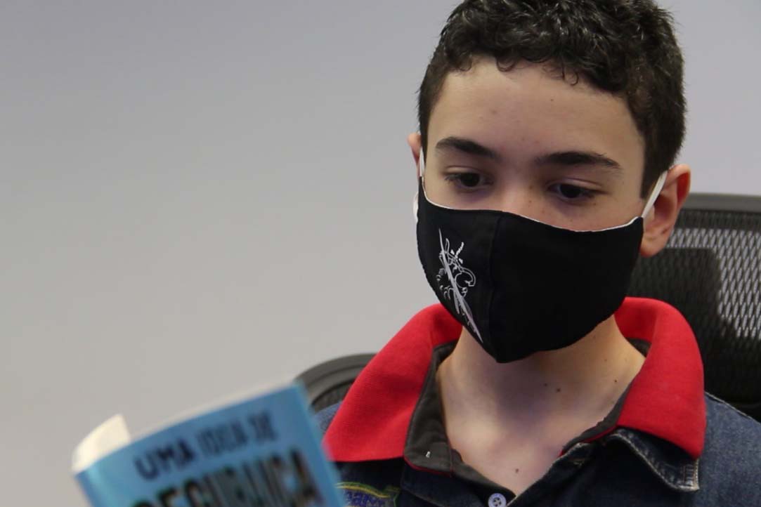 Aos 14 anos, Weiky Santos, filho do soldado Wanderley Rodrigues dos Santos, já é Youtuber e autor de um livro para crianças. “Uma ideia de segurança” trata de assuntos variados, mas, dentre as 120 páginas, divididas em 10 capítulos, a família ganha destaque. Na obra, o adolescente orienta os mais novos sobre abuso sexual, perigos na internet, bullying, drogas e o que fazer se der vontade de fugir de casa. 
Foto:SESP