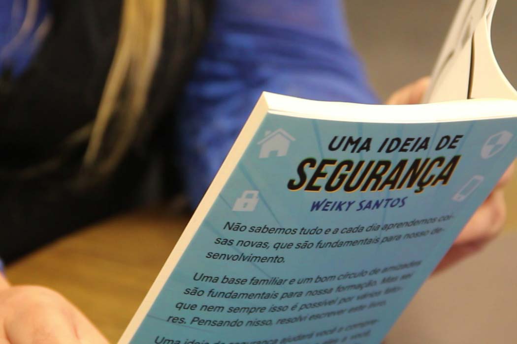 Aos 14 anos, Weiky Santos, filho do soldado Wanderley Rodrigues dos Santos, já é Youtuber e autor de um livro para crianças. “Uma ideia de segurança” trata de assuntos variados, mas, dentre as 120 páginas, divididas em 10 capítulos, a família ganha destaque. Na obra, o adolescente orienta os mais novos sobre abuso sexual, perigos na internet, bullying, drogas e o que fazer se der vontade de fugir de casa. 
Foto:SESP
