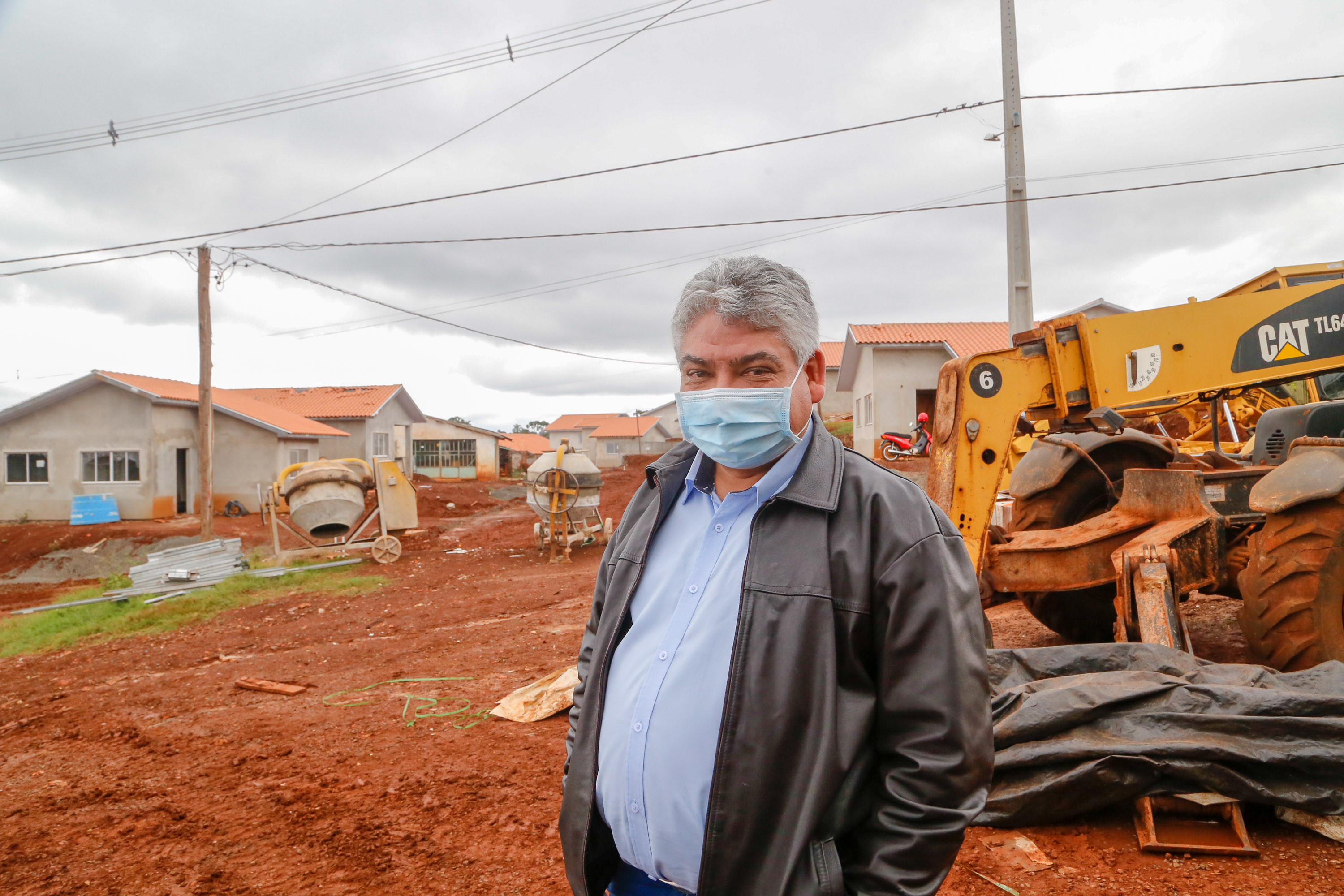 Novas casas e regularização transformam a vida de famílias em Cantagalo. Na foto, prefeito Jair Rocha da Silva.
. Foto:Gilson Abreu/AEN