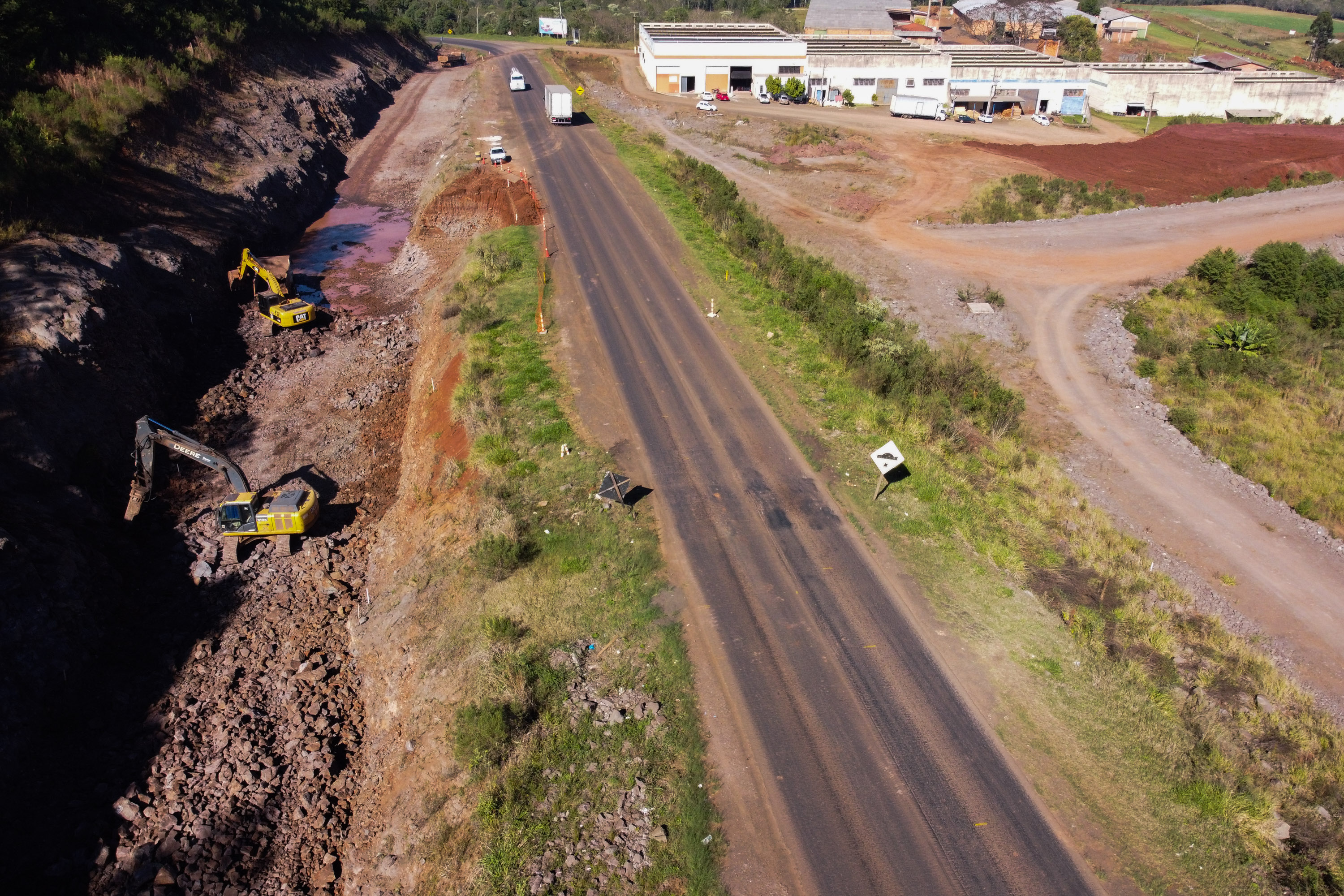 Serviços de terraplanagem, pavimentação e drenagem do Contorno Noroeste em Francisco Beltrao, que irá tirar o tráfego pesado de caminhões de dentro da cidade. O acesso rodoviário terá 5,2 quilômetros de extensão, ligando a PR-180 com a PR-483, e contará com cinco trincheiras e viadutos, duas faixas, além de acostamentos com 2,5 metros de largura e mais de dois quilômetros de terceiras faixas.Foto: Geraldo Bubniak/AEN