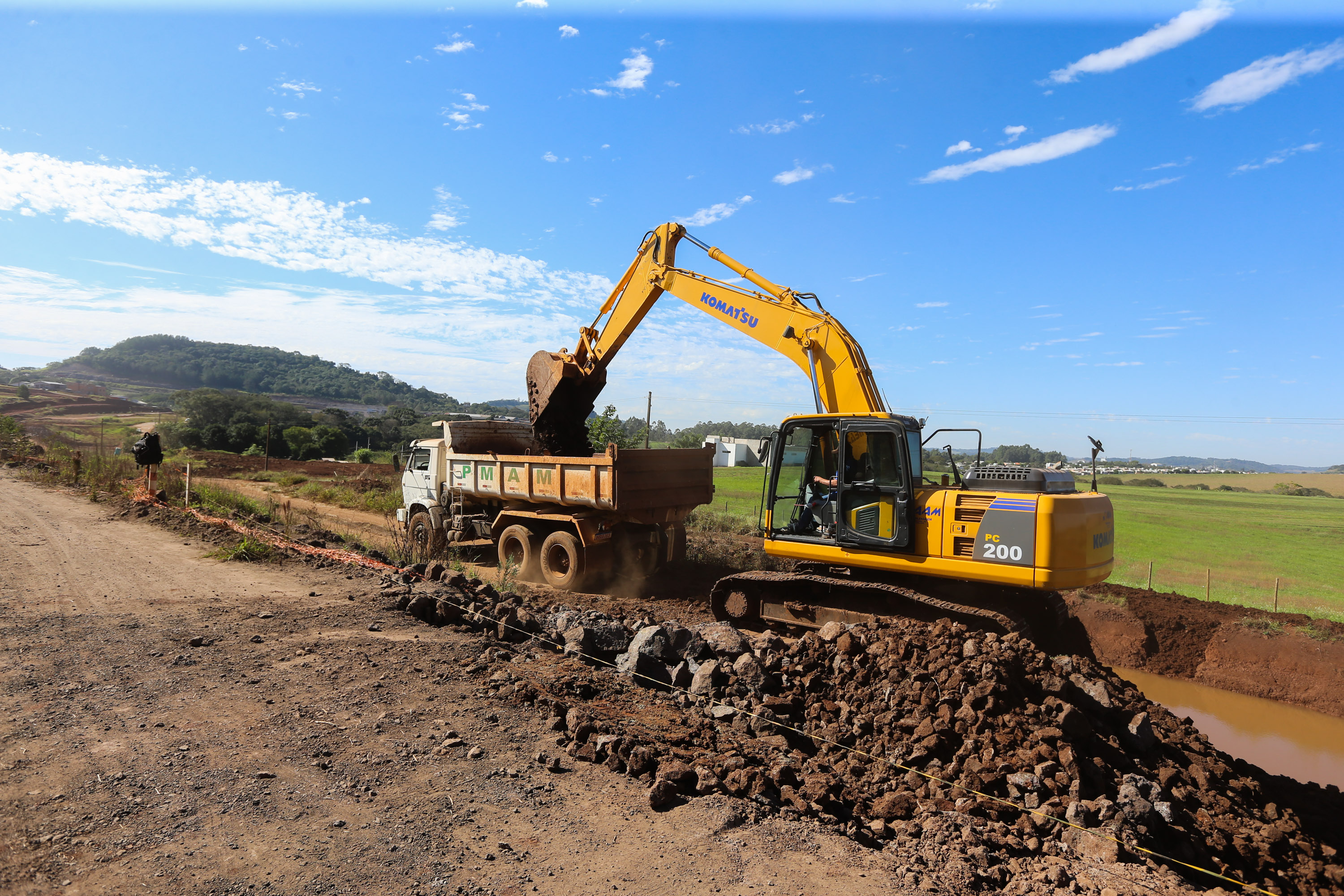 Serviços de terraplanagem, pavimentação e drenagem do Contorno Noroeste em Francisco Beltrao, que irá tirar o tráfego pesado de caminhões de dentro da cidade. O acesso rodoviário terá 5,2 quilômetros de extensão, ligando a PR-180 com a PR-483, e contará com cinco trincheiras e viadutos, duas faixas, além de acostamentos com 2,5 metros de largura e mais de dois quilômetros de terceiras faixas.Foto: Geraldo Bubniak/AEN
