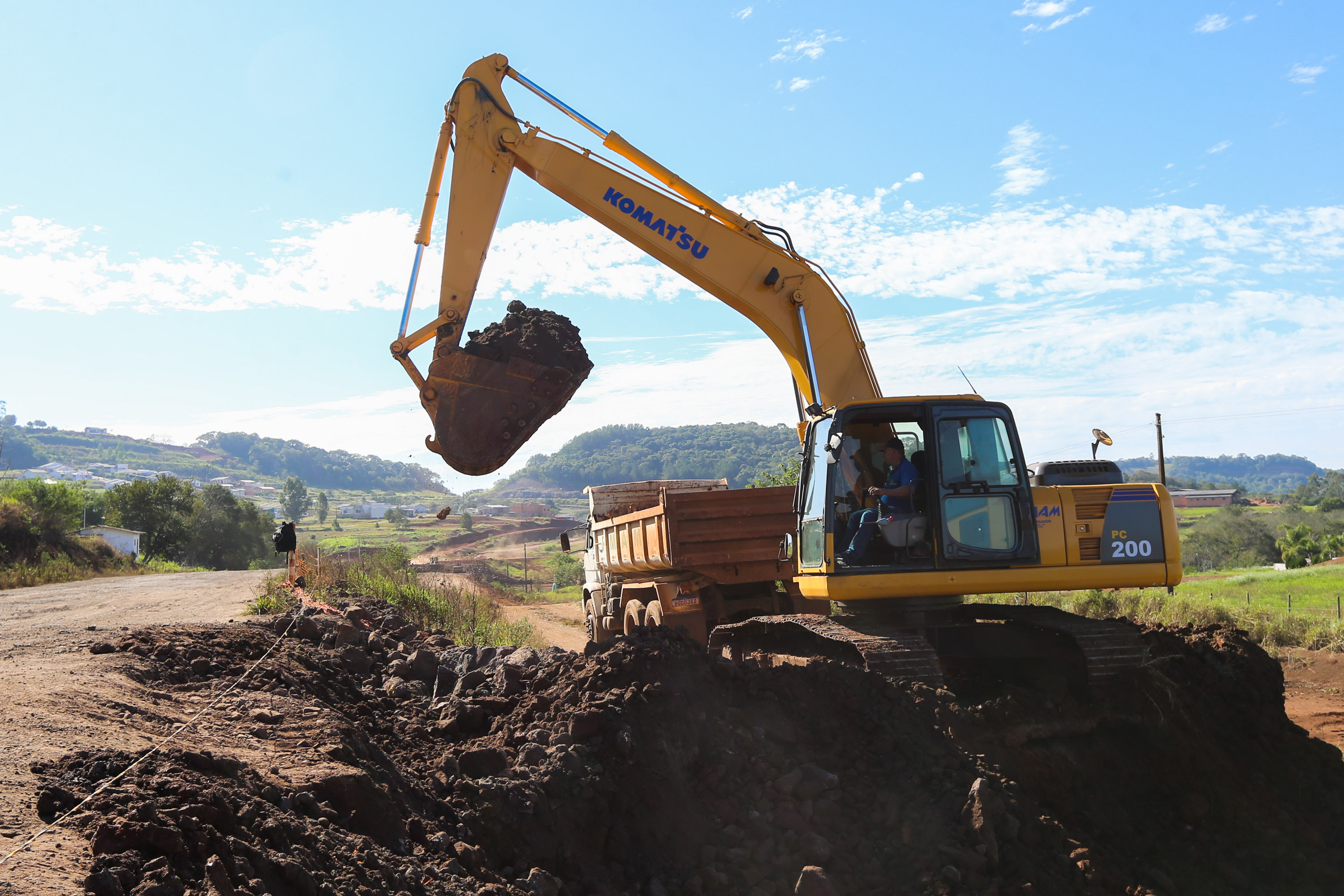 Serviços de terraplanagem, pavimentação e drenagem do Contorno Noroeste em Francisco Beltrao, que irá tirar o tráfego pesado de caminhões de dentro da cidade. O acesso rodoviário terá 5,2 quilômetros de extensão, ligando a PR-180 com a PR-483, e contará com cinco trincheiras e viadutos, duas faixas, além de acostamentos com 2,5 metros de largura e mais de dois quilômetros de terceiras faixas.Foto: Geraldo Bubniak/AEN