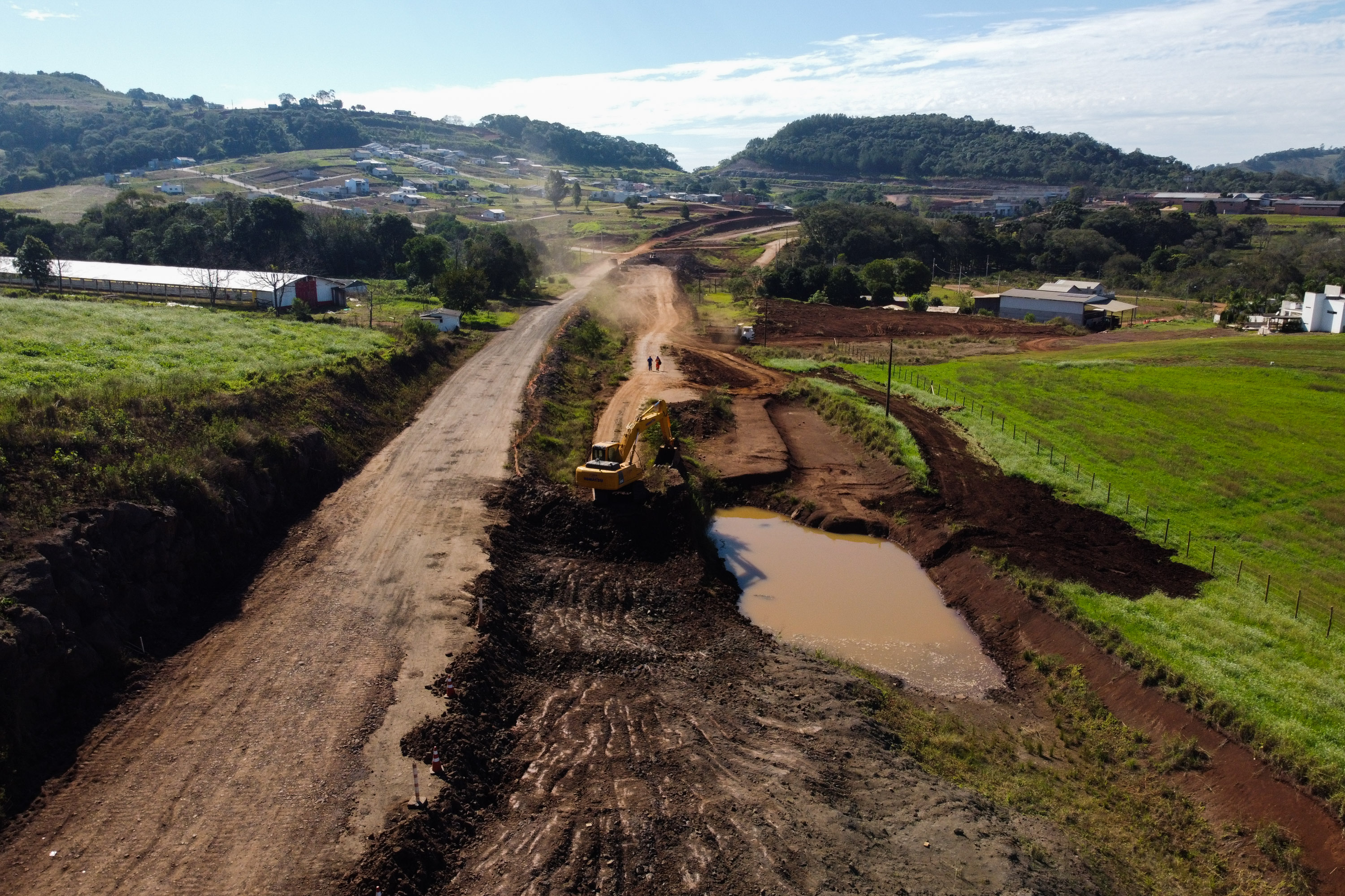 Serviços de terraplanagem, pavimentação e drenagem do Contorno Noroeste em Francisco Beltrao, que irá tirar o tráfego pesado de caminhões de dentro da cidade. O acesso rodoviário terá 5,2 quilômetros de extensão, ligando a PR-180 com a PR-483, e contará com cinco trincheiras e viadutos, duas faixas, além de acostamentos com 2,5 metros de largura e mais de dois quilômetros de terceiras faixas.Foto: Geraldo Bubniak/AEN