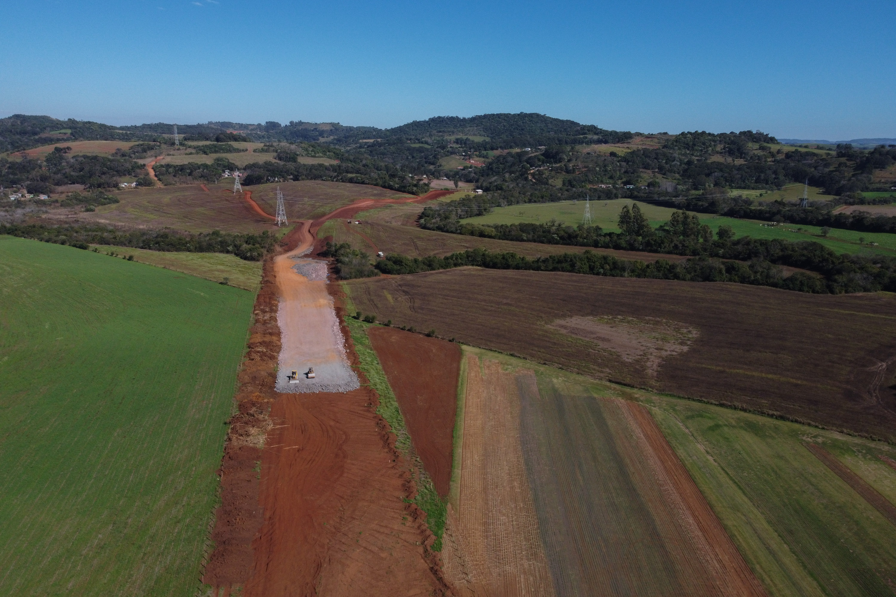 Serviços de terraplanagem, pavimentação e drenagem do Contorno Noroeste em Francisco Beltrao, que irá tirar o tráfego pesado de caminhões de dentro da cidade. O acesso rodoviário terá 5,2 quilômetros de extensão, ligando a PR-180 com a PR-483, e contará com cinco trincheiras e viadutos, duas faixas, além de acostamentos com 2,5 metros de largura e mais de dois quilômetros de terceiras faixas.Foto: Geraldo Bubniak/AEN