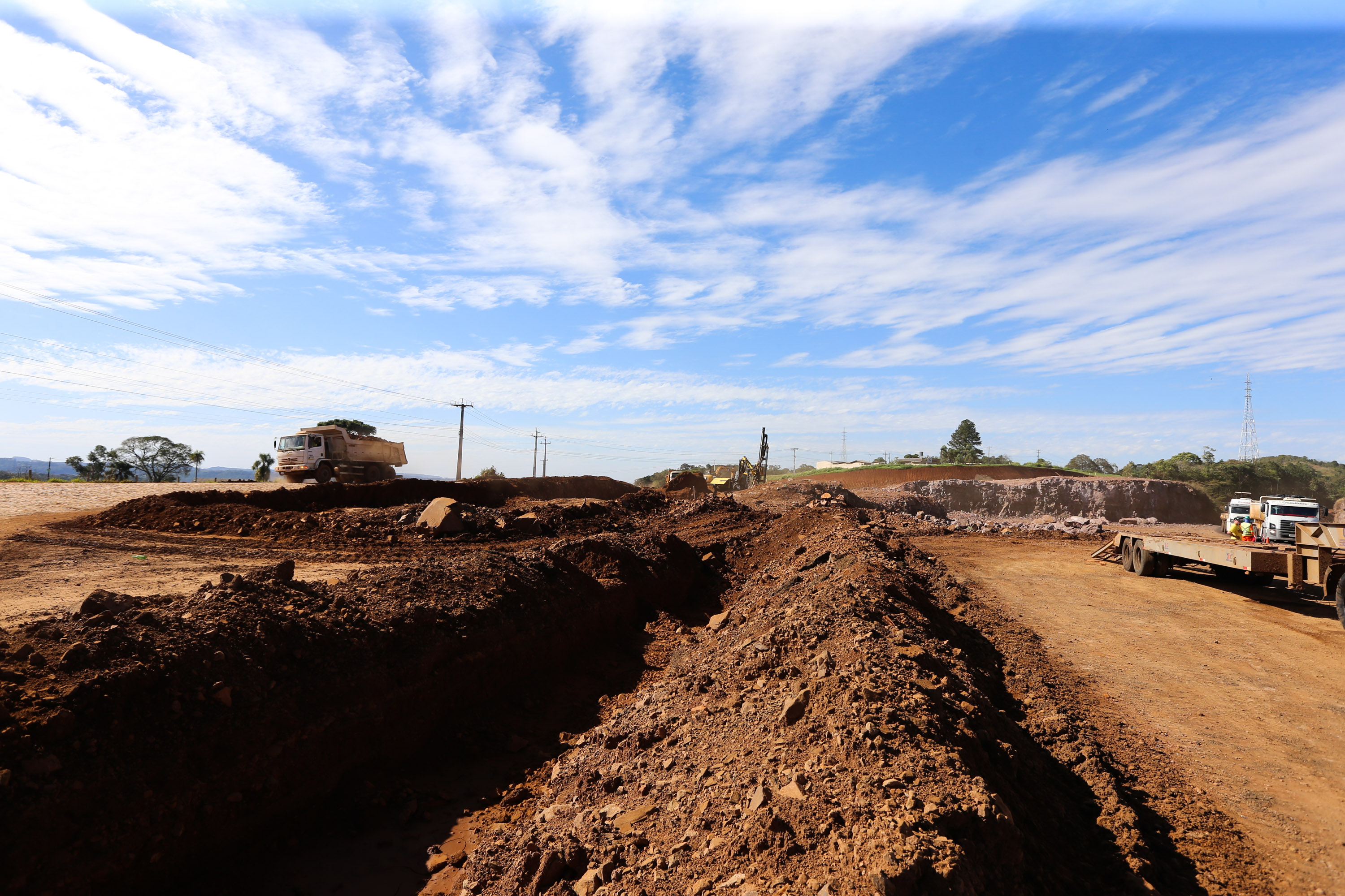 Serviços de terraplanagem, pavimentação e drenagem do Contorno Noroeste em Francisco Beltrao, que irá tirar o tráfego pesado de caminhões de dentro da cidade. O acesso rodoviário terá 5,2 quilômetros de extensão, ligando a PR-180 com a PR-483, e contará com cinco trincheiras e viadutos, duas faixas, além de acostamentos com 2,5 metros de largura e mais de dois quilômetros de terceiras faixas.Foto: Geraldo Bubniak/AEN