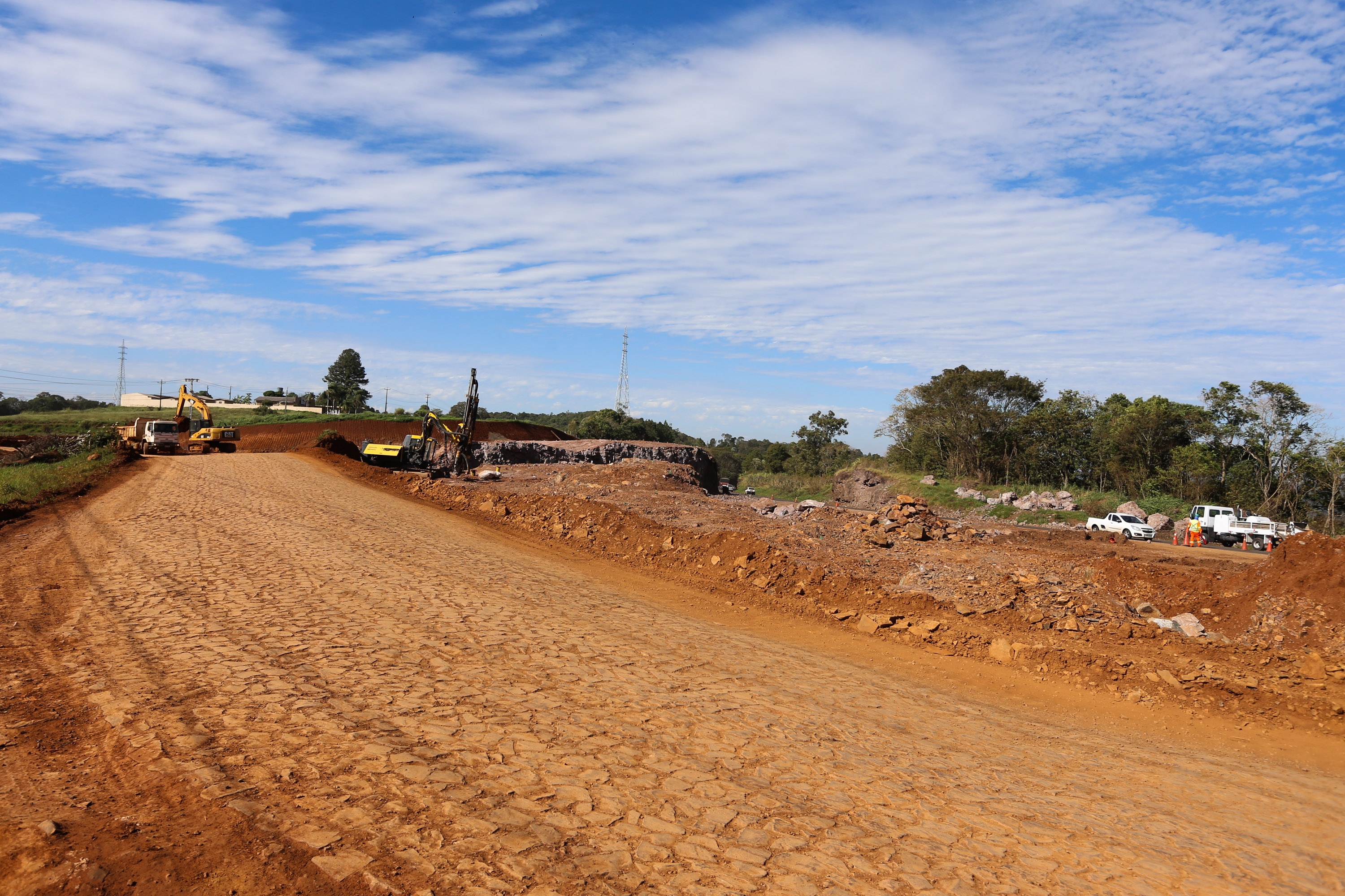 Serviços de terraplanagem, pavimentação e drenagem do Contorno Noroeste em Francisco Beltrao, que irá tirar o tráfego pesado de caminhões de dentro da cidade. O acesso rodoviário terá 5,2 quilômetros de extensão, ligando a PR-180 com a PR-483, e contará com cinco trincheiras e viadutos, duas faixas, além de acostamentos com 2,5 metros de largura e mais de dois quilômetros de terceiras faixas.Foto: Geraldo Bubniak/AEN
