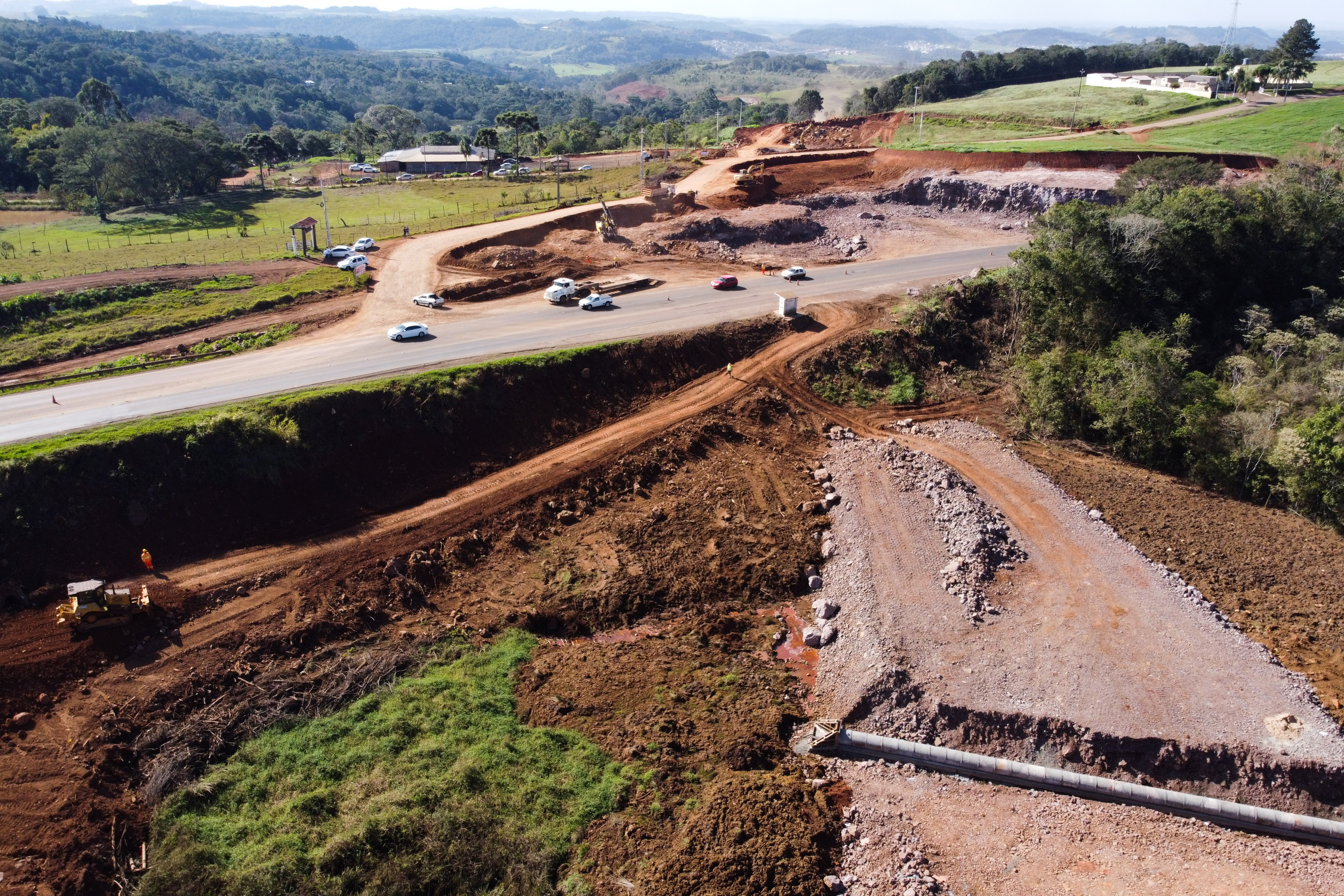 Serviços de terraplanagem, pavimentação e drenagem do Contorno Noroeste em Francisco Beltrao, que irá tirar o tráfego pesado de caminhões de dentro da cidade. O acesso rodoviário terá 5,2 quilômetros de extensão, ligando a PR-180 com a PR-483, e contará com cinco trincheiras e viadutos, duas faixas, além de acostamentos com 2,5 metros de largura e mais de dois quilômetros de terceiras faixas.Foto: Geraldo Bubniak/AEN