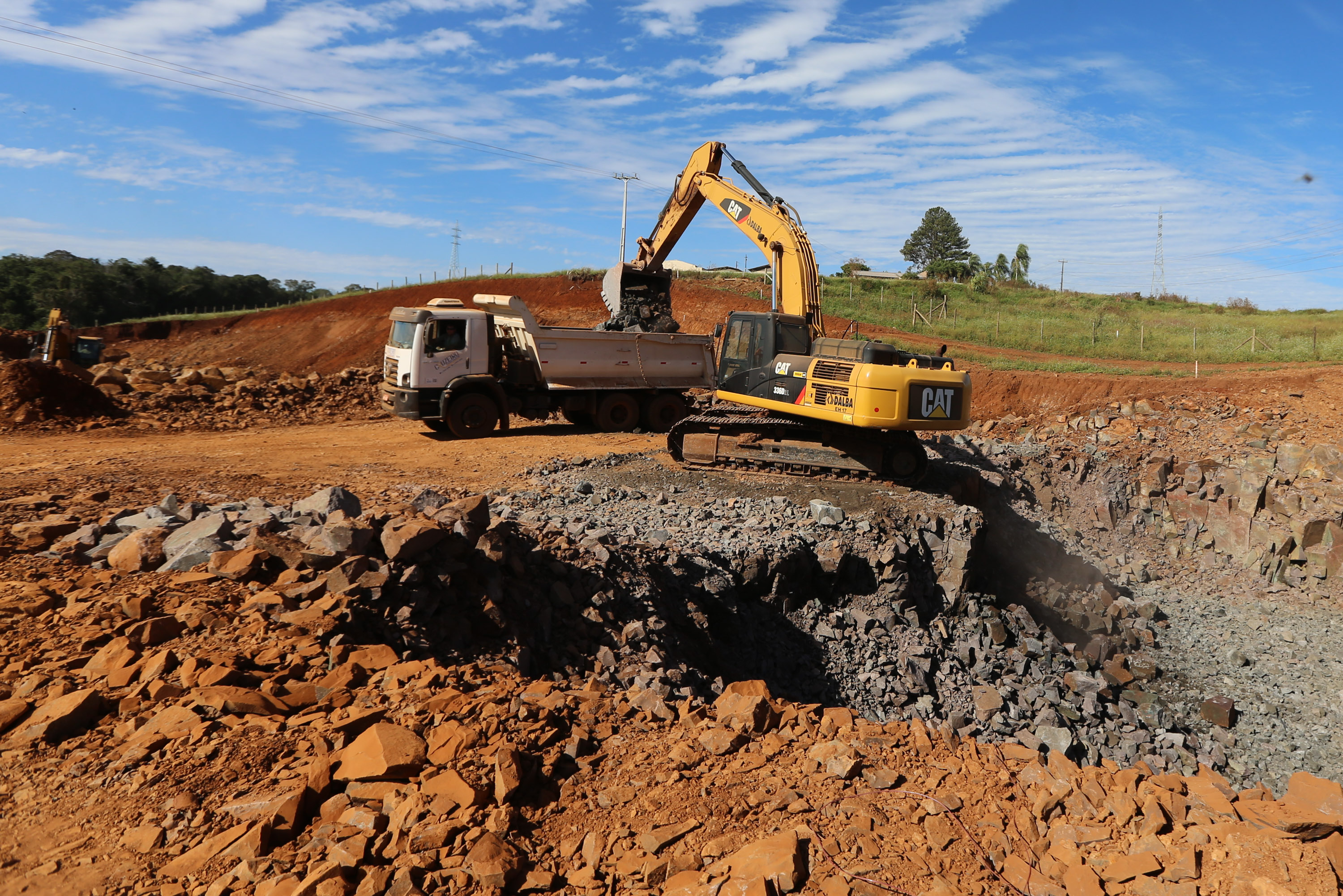 Serviços de terraplanagem, pavimentação e drenagem do Contorno Noroeste em Francisco Beltrao, que irá tirar o tráfego pesado de caminhões de dentro da cidade. O acesso rodoviário terá 5,2 quilômetros de extensão, ligando a PR-180 com a PR-483, e contará com cinco trincheiras e viadutos, duas faixas, além de acostamentos com 2,5 metros de largura e mais de dois quilômetros de terceiras faixas.Foto: Geraldo Bubniak/AEN