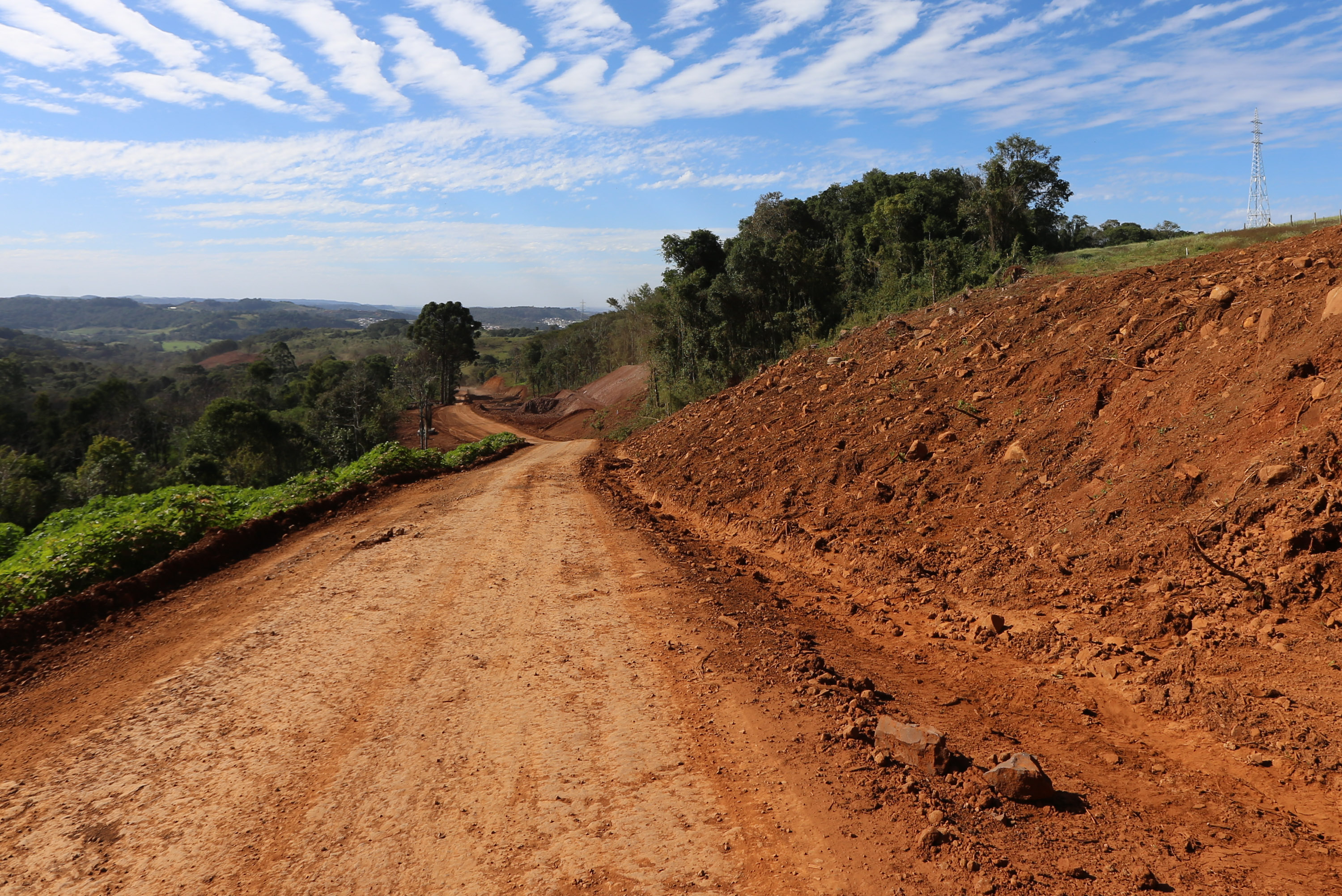 Serviços de terraplanagem, pavimentação e drenagem do Contorno Noroeste em Francisco Beltrao, que irá tirar o tráfego pesado de caminhões de dentro da cidade. O acesso rodoviário terá 5,2 quilômetros de extensão, ligando a PR-180 com a PR-483, e contará com cinco trincheiras e viadutos, duas faixas, além de acostamentos com 2,5 metros de largura e mais de dois quilômetros de terceiras faixas.Foto: Geraldo Bubniak/AEN