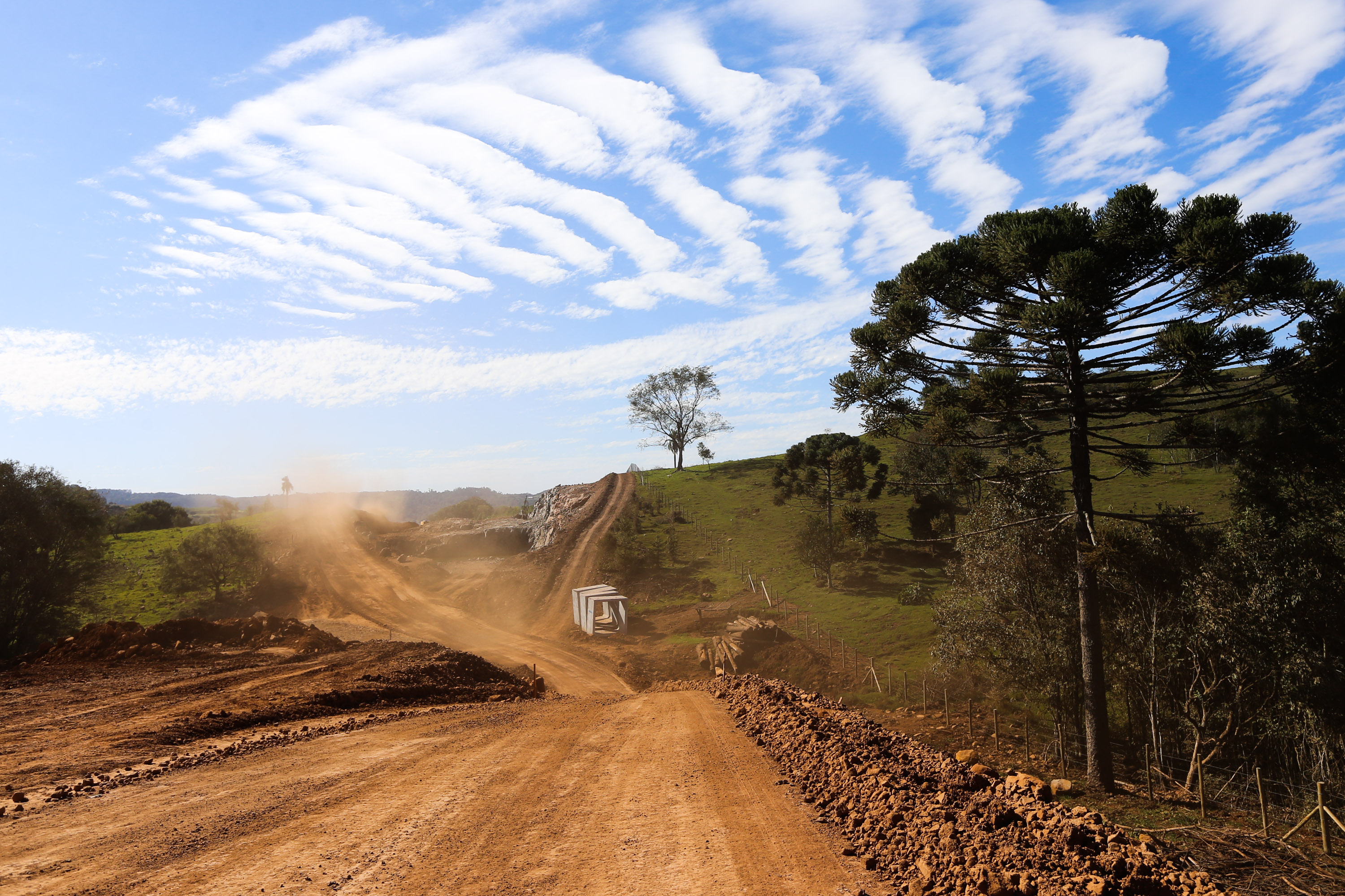 Serviços de terraplanagem, pavimentação e drenagem do Contorno Noroeste em Francisco Beltrao, que irá tirar o tráfego pesado de caminhões de dentro da cidade. O acesso rodoviário terá 5,2 quilômetros de extensão, ligando a PR-180 com a PR-483, e contará com cinco trincheiras e viadutos, duas faixas, além de acostamentos com 2,5 metros de largura e mais de dois quilômetros de terceiras faixas.Foto: Geraldo Bubniak/AEN