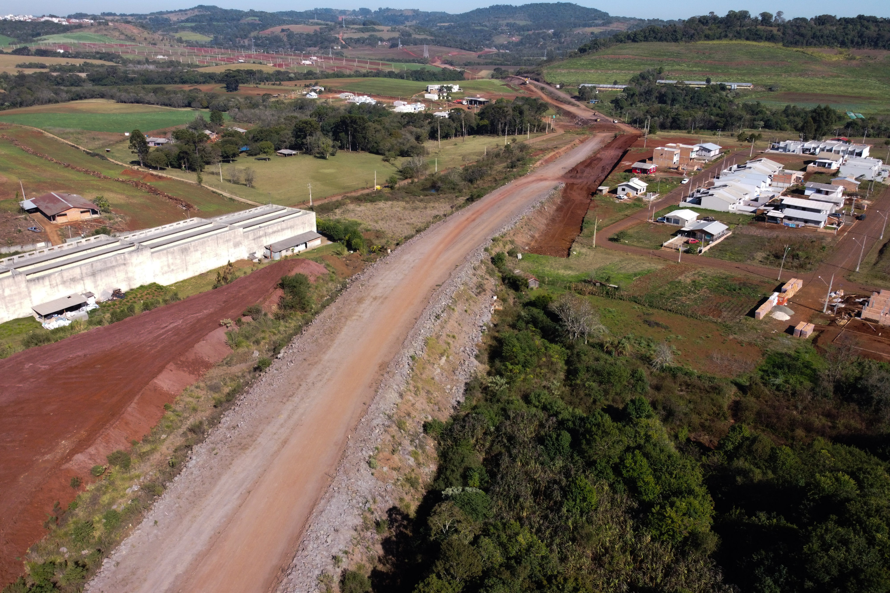 Serviços de terraplanagem, pavimentação e drenagem do Contorno Noroeste em Francisco Beltrao, que irá tirar o tráfego pesado de caminhões de dentro da cidade. O acesso rodoviário terá 5,2 quilômetros de extensão, ligando a PR-180 com a PR-483, e contará com cinco trincheiras e viadutos, duas faixas, além de acostamentos com 2,5 metros de largura e mais de dois quilômetros de terceiras faixas.Foto: Geraldo Bubniak/AEN