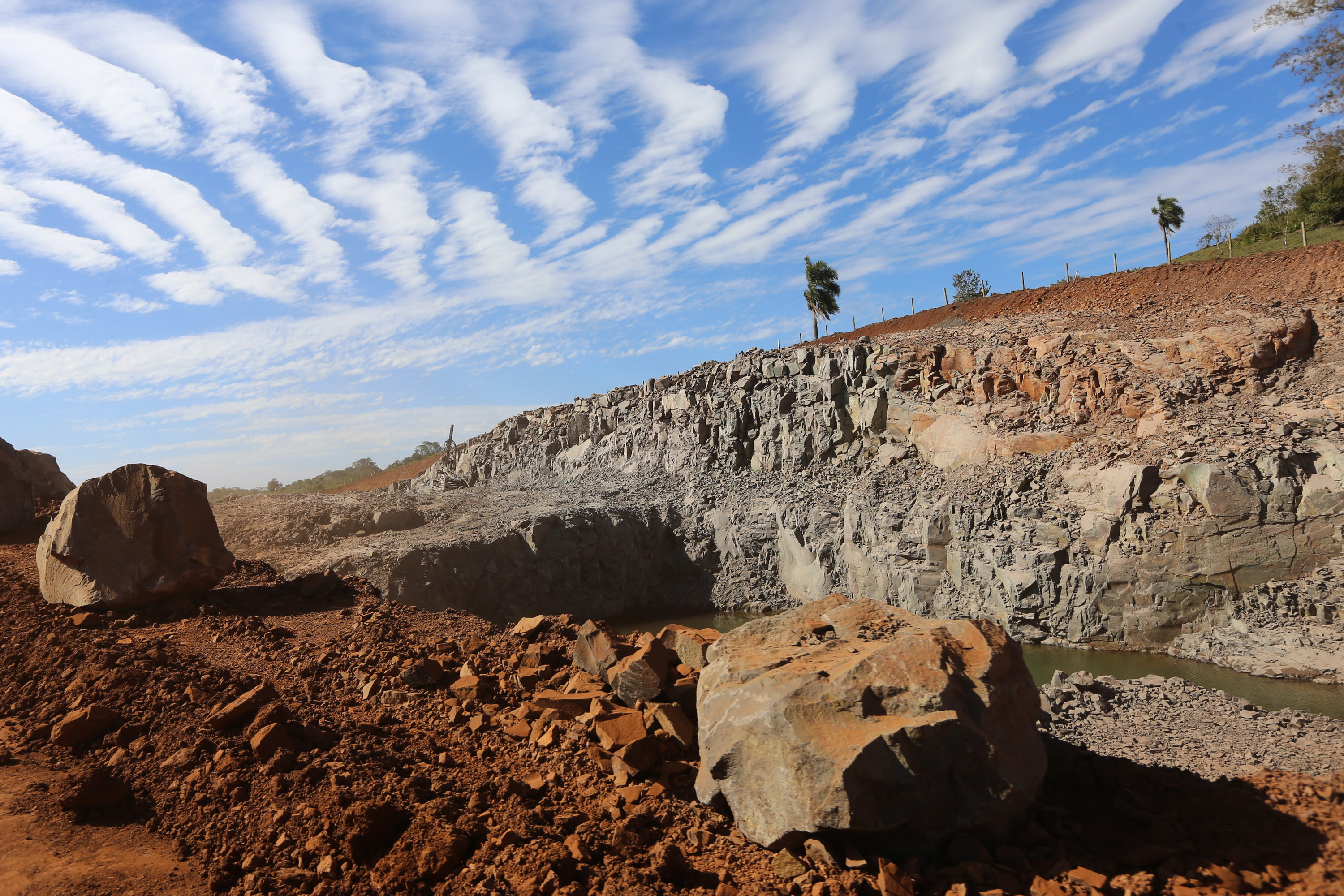 Serviços de terraplanagem, pavimentação e drenagem do Contorno Noroeste em Francisco Beltrao, que irá tirar o tráfego pesado de caminhões de dentro da cidade. O acesso rodoviário terá 5,2 quilômetros de extensão, ligando a PR-180 com a PR-483, e contará com cinco trincheiras e viadutos, duas faixas, além de acostamentos com 2,5 metros de largura e mais de dois quilômetros de terceiras faixas.Foto: Geraldo Bubniak/AEN