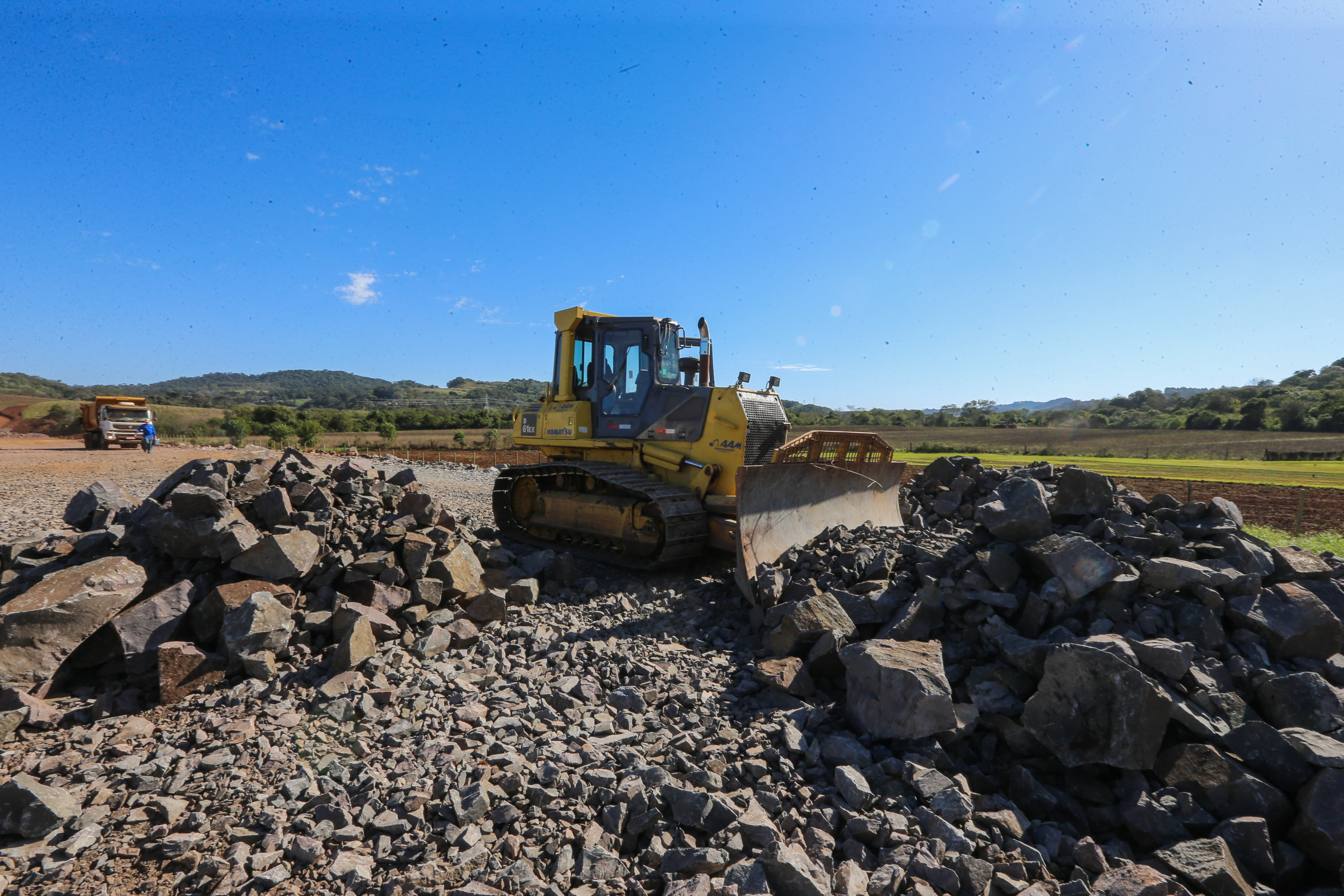 Serviços de terraplanagem, pavimentação e drenagem do Contorno Noroeste em Francisco Beltrao, que irá tirar o tráfego pesado de caminhões de dentro da cidade. O acesso rodoviário terá 5,2 quilômetros de extensão, ligando a PR-180 com a PR-483, e contará com cinco trincheiras e viadutos, duas faixas, além de acostamentos com 2,5 metros de largura e mais de dois quilômetros de terceiras faixas.Foto: Geraldo Bubniak/AEN