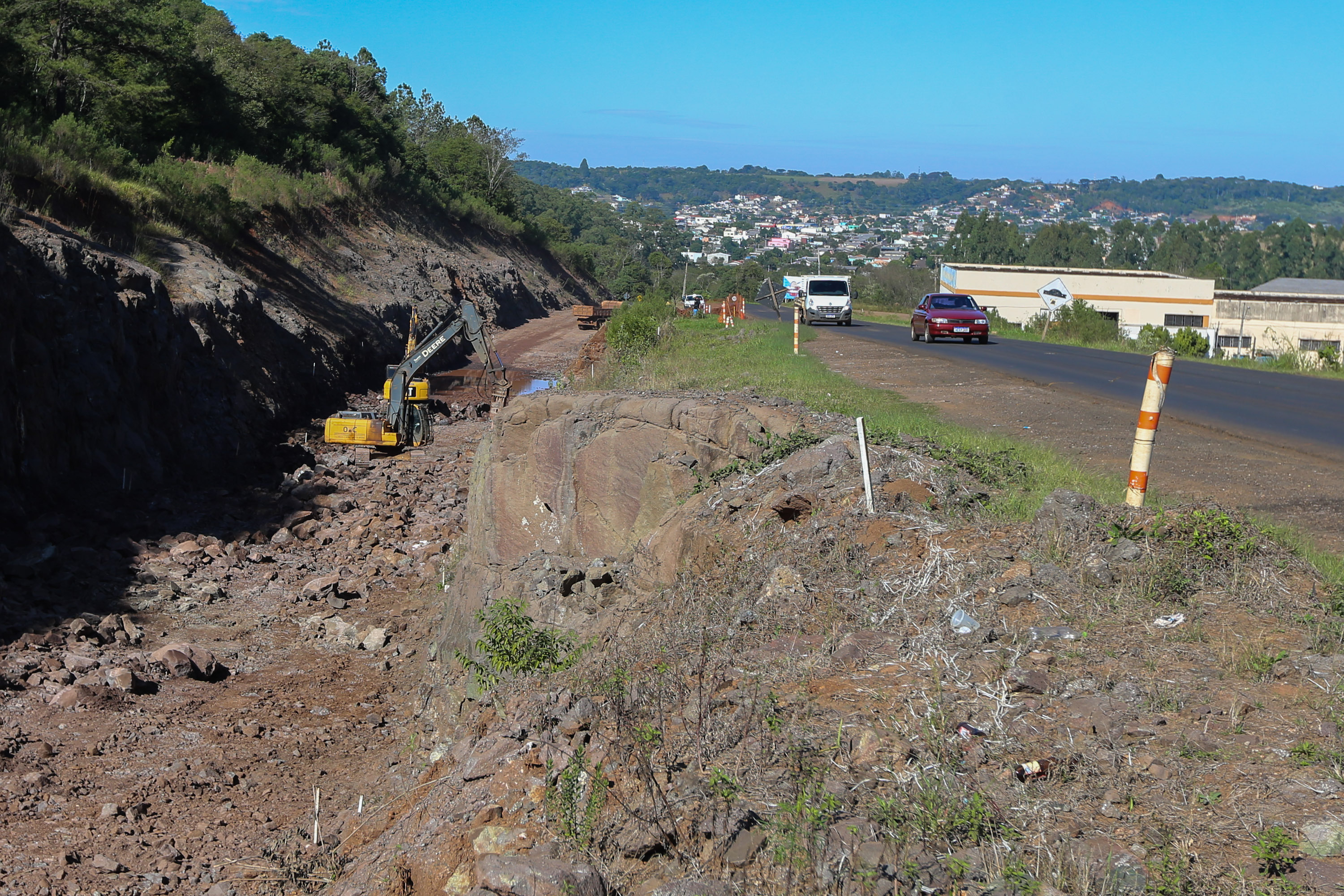 Serviços de terraplanagem, pavimentação e drenagem do Contorno Noroeste em Francisco Beltrao, que irá tirar o tráfego pesado de caminhões de dentro da cidade. O acesso rodoviário terá 5,2 quilômetros de extensão, ligando a PR-180 com a PR-483, e contará com cinco trincheiras e viadutos, duas faixas, além de acostamentos com 2,5 metros de largura e mais de dois quilômetros de terceiras faixas.Foto: Geraldo Bubniak/AEN