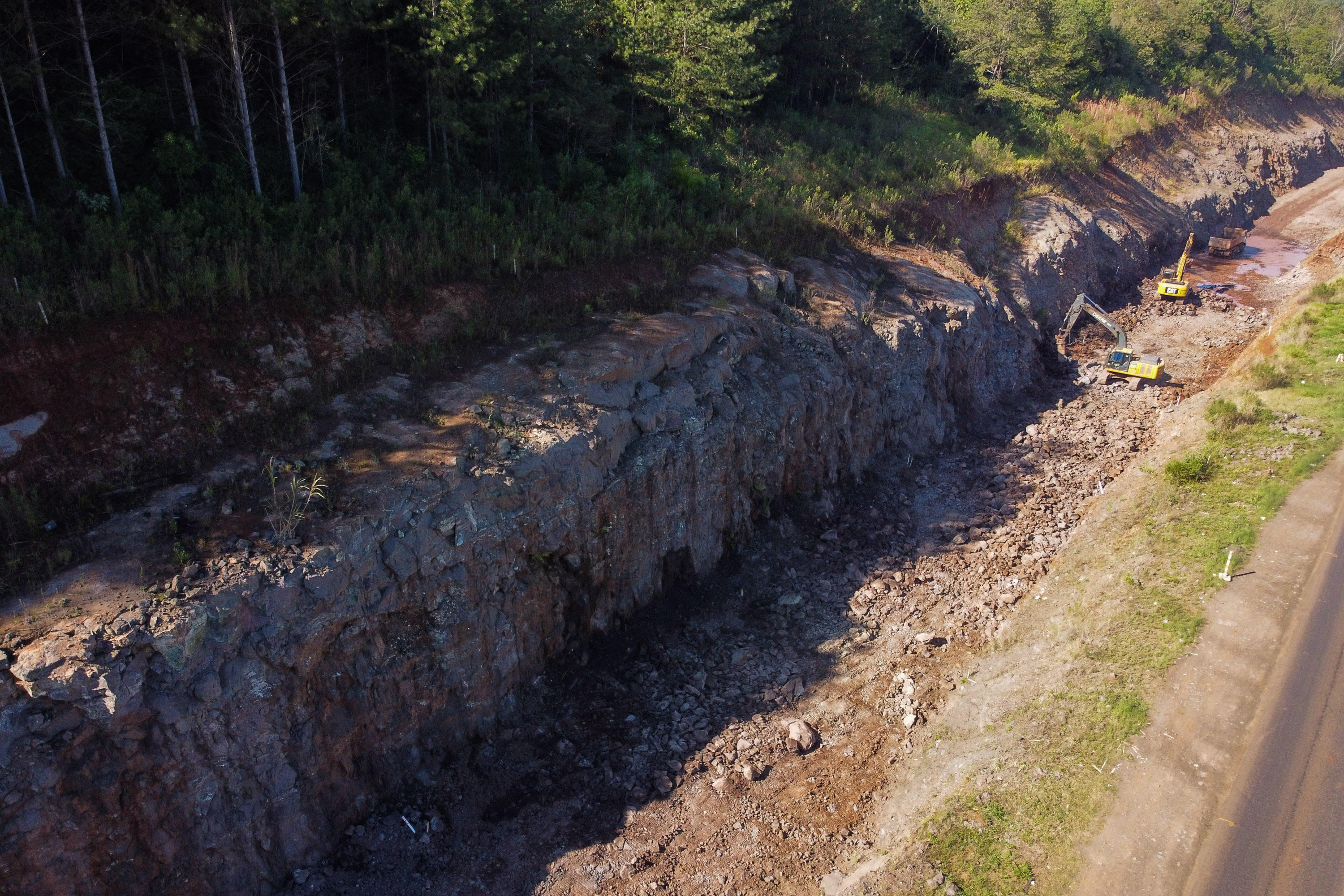 Serviços de terraplanagem, pavimentação e drenagem do Contorno Noroeste em Francisco Beltrao, que irá tirar o tráfego pesado de caminhões de dentro da cidade. O acesso rodoviário terá 5,2 quilômetros de extensão, ligando a PR-180 com a PR-483, e contará com cinco trincheiras e viadutos, duas faixas, além de acostamentos com 2,5 metros de largura e mais de dois quilômetros de terceiras faixas.Foto: Geraldo Bubniak/AEN