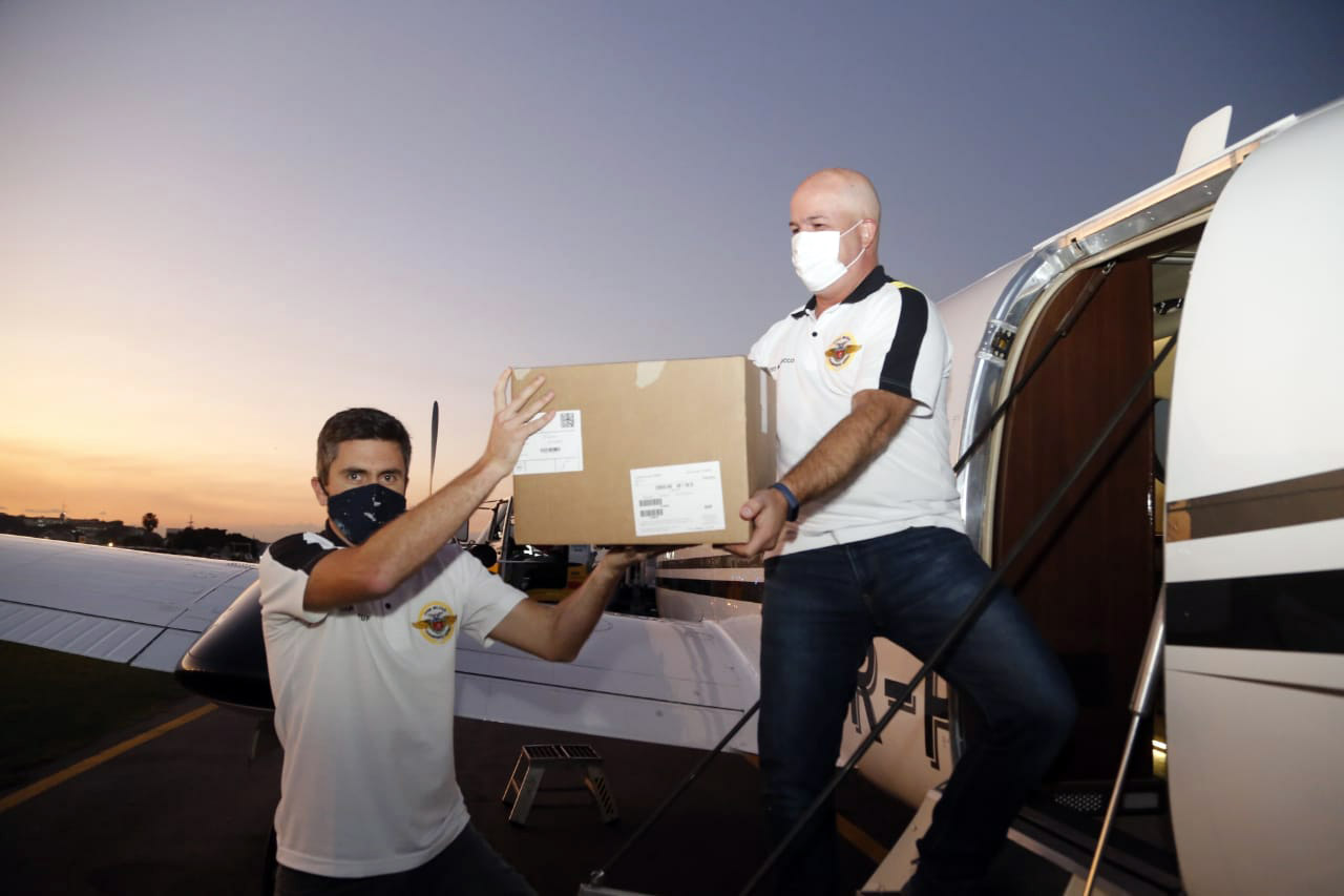 Paraná recebe anestésicos e relaxantes musculares do Hospital Unimed, do Rio de Janeiro. Uma aeronave do governo foi buscar. Estado também já está habilitado no processo de compra pelo Ministério da Saúde.
Foto: Gilson Abreu/AEN