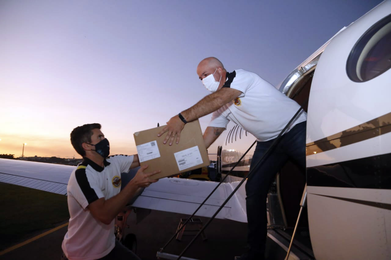 Paraná recebe anestésicos e relaxantes musculares do Hospital Unimed, do Rio de Janeiro. Uma aeronave do governo foi buscar. Estado também já está habilitado no processo de compra pelo Ministério da Saúde.
Foto: Gilson Abreu/AEN