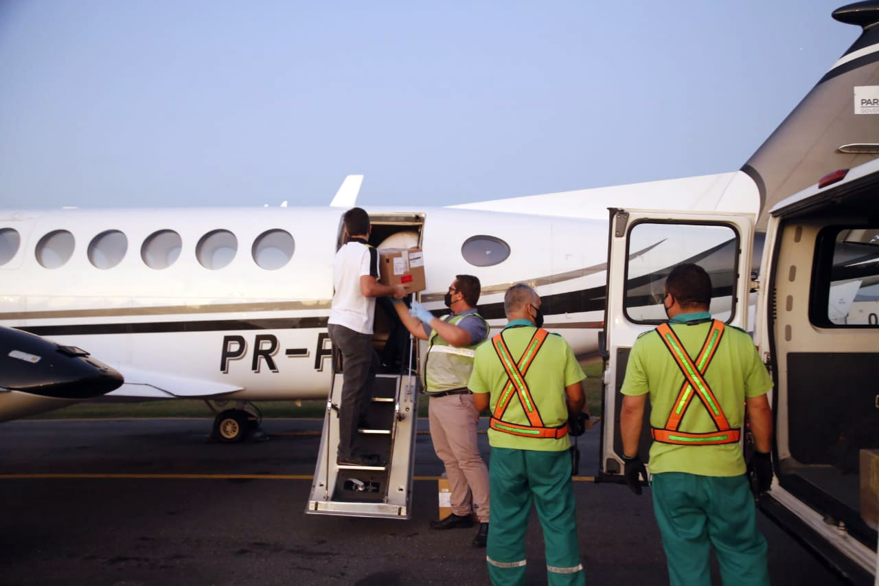 Paraná recebe anestésicos e relaxantes musculares do Hospital Unimed, do Rio de Janeiro. Uma aeronave do governo foi buscar. Estado também já está habilitado no processo de compra pelo Ministério da Saúde.
Foto: Gilson Abreu/AEN