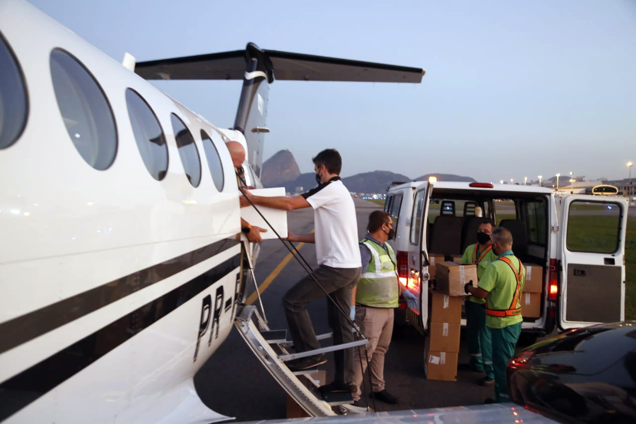 Paraná recebe anestésicos e relaxantes musculares do Hospital Unimed, do Rio de Janeiro. Uma aeronave do governo foi buscar. Estado também já está habilitado no processo de compra pelo Ministério da Saúde.
Foto: Gilson Abreu/AEN