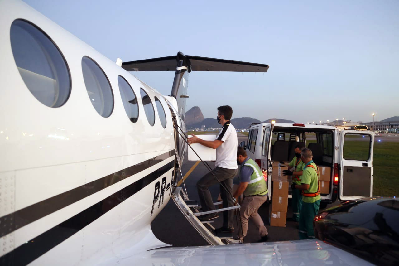 Paraná recebe anestésicos e relaxantes musculares do Hospital Unimed, do Rio de Janeiro. Uma aeronave do governo foi buscar. Estado também já está habilitado no processo de compra pelo Ministério da Saúde.
Foto: Gilson Abreu/AEN