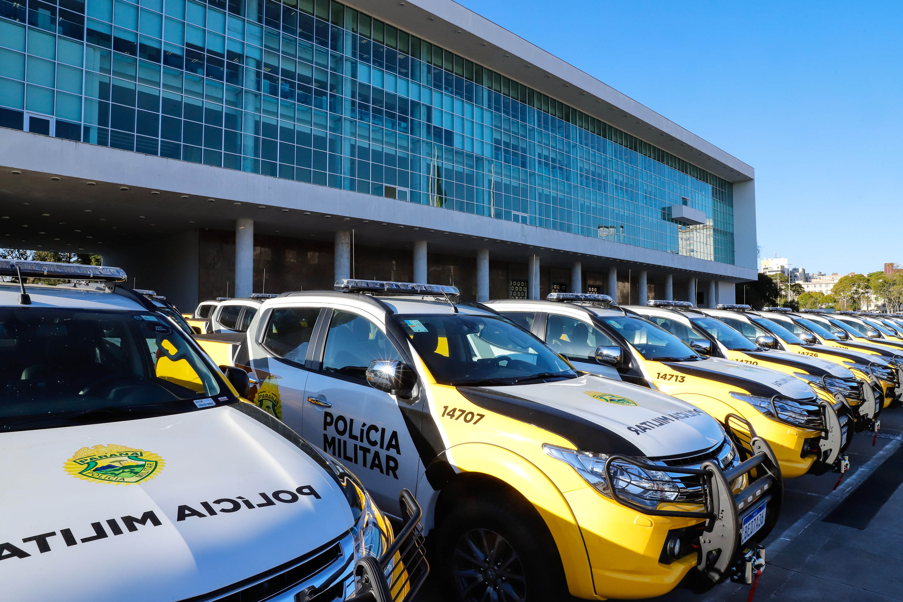 O Governo do Paraná reforça o planejamento de renovação da frota de veículos das forças de segurança pública. Nesta terça-feira (04), o governador Carlos Massa Ratinho Junior entregou novas viaturas para o Batalhão de Polícia Rodoviária (BPRv) da Polícia Militar do Paraná. O investimento por parte do Departamento de Estradas de Rodagem do Paraná (DER-PR) foi de R$ 16,1 milhões.