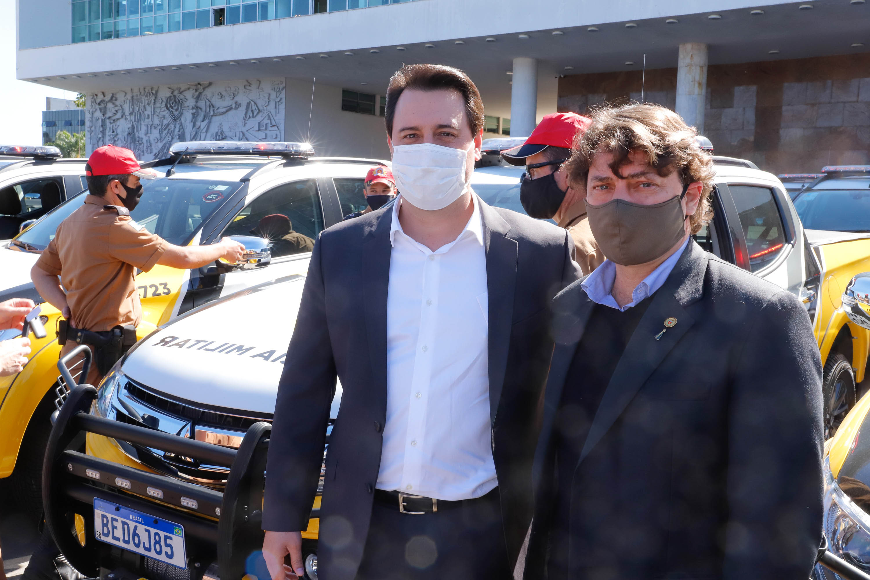 O Governo do Paraná reforça o planejamento de renovação da frota de veículos das forças de segurança pública. Nesta terça-feira (04), o governador Carlos Massa Ratinho Junior entregou novas viaturas para o Batalhão de Polícia Rodoviária (BPRv) da Polícia Militar do Paraná. O investimento por parte do Departamento de Estradas de Rodagem do Paraná (DER-PR) foi de R$ 16,1 milhões.