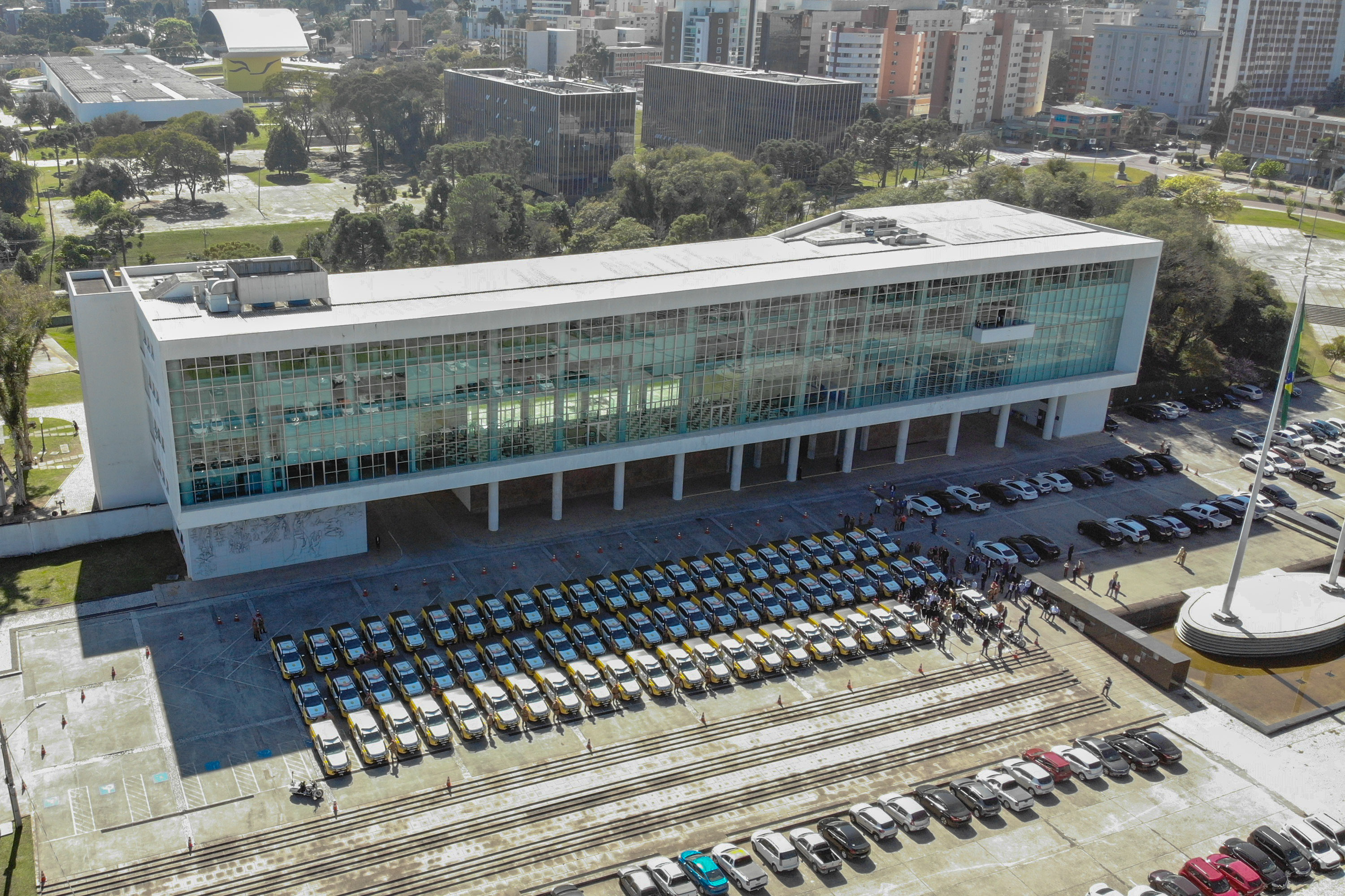 O Governo do Paraná reforça o planejamento de renovação da frota de veículos das forças de segurança pública. Nesta terça-feira (04), o governador Carlos Massa Ratinho Junior entregou novas viaturas para o Batalhão de Polícia Rodoviária (BPRv) da Polícia Militar do Paraná. O investimento por parte do Departamento de Estradas de Rodagem do Paraná (DER-PR) foi de R$ 16,1 milhões..Foto Gilson Abreu/AEN