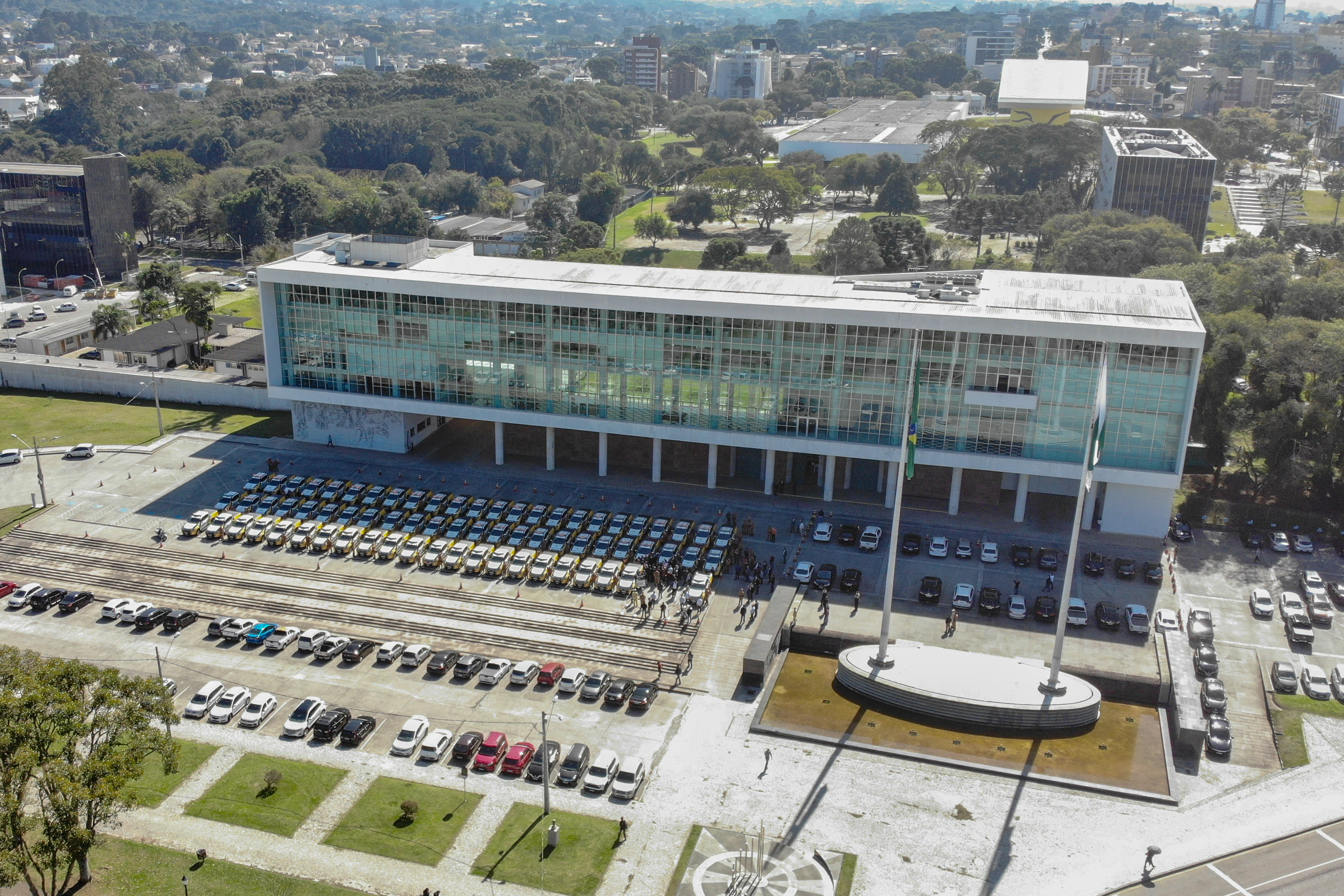 O Governo do Paraná reforça o planejamento de renovação da frota de veículos das forças de segurança pública. Nesta terça-feira (04), o governador Carlos Massa Ratinho Junior entregou novas viaturas para o Batalhão de Polícia Rodoviária (BPRv) da Polícia Militar do Paraná. O investimento por parte do Departamento de Estradas de Rodagem do Paraná (DER-PR) foi de R$ 16,1 milhões..Foto Gilson Abreu/AEN