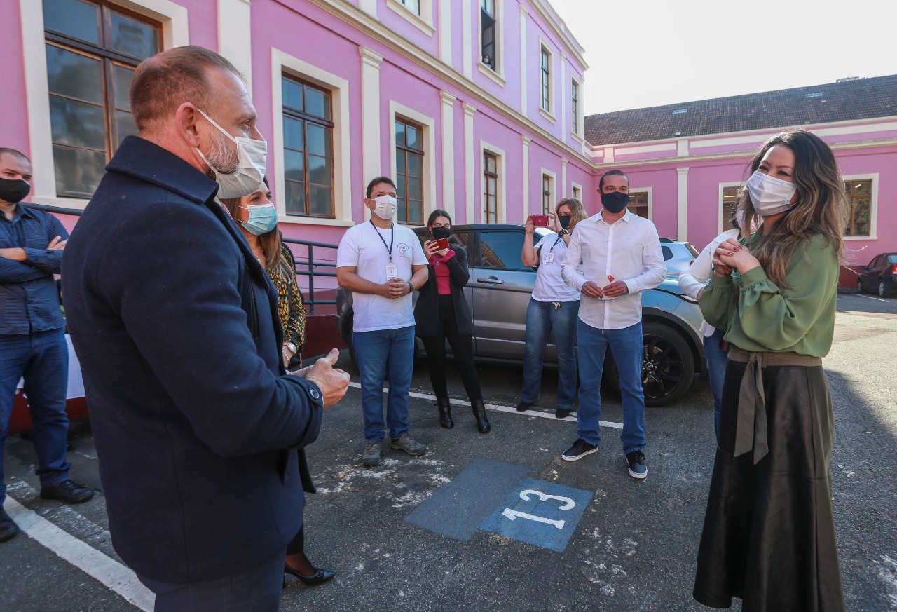 Os servidores da Polícia Civil do Paraná (PCPR) aderiram à campanha Aquece Paraná, promovida pelo Governo do Estado. Mais de 3,5 mil itens, entre vestuário e cobertores, já foram doados pelos policiais civis em todo o Estado do Paraná. A primeira-dama, Luciana Saito Massa, participou da entrega de 1.241 peças para a entidade “Unidos Conseguimos”, na Foto:Valdelino Pontes
