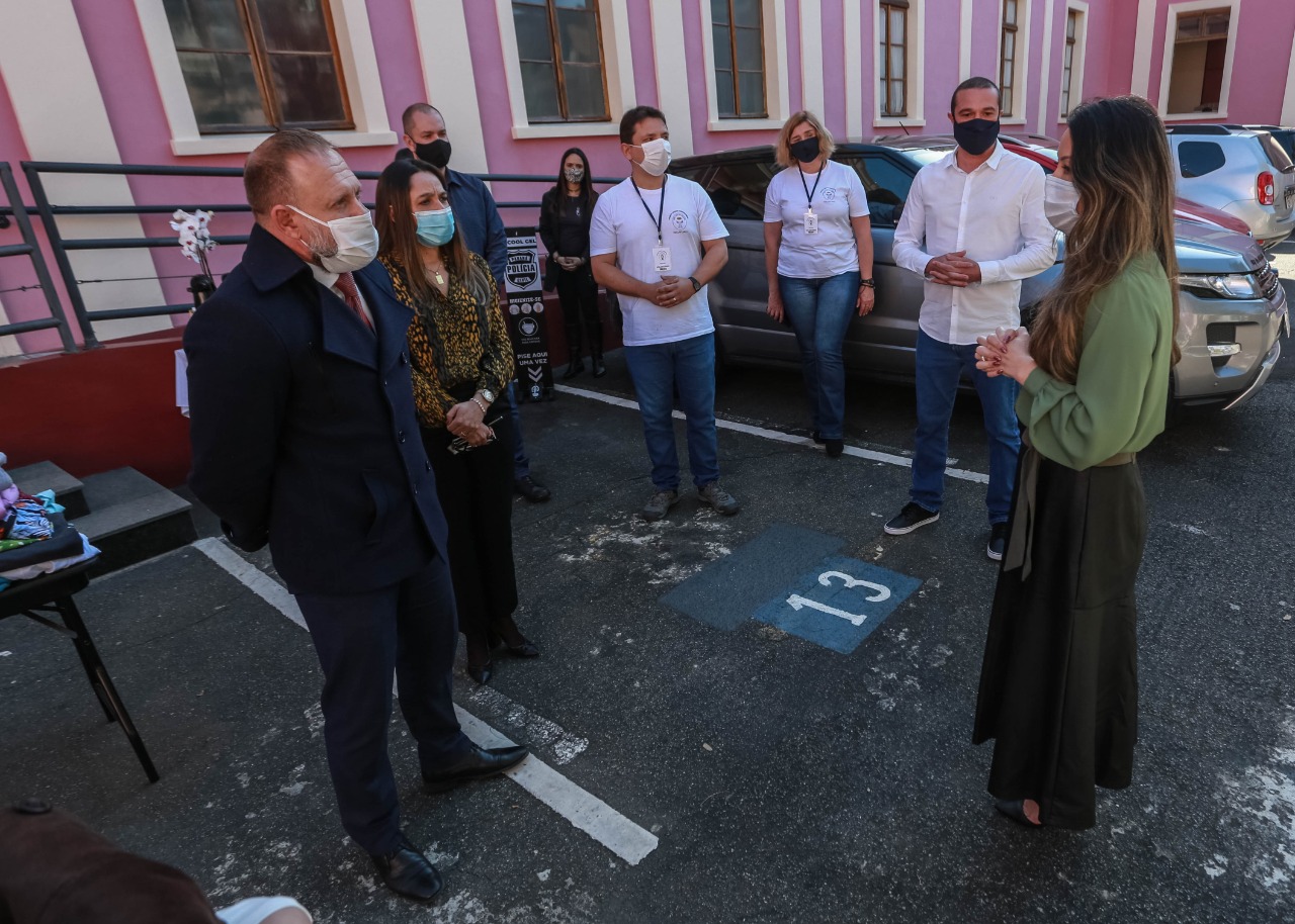 Os servidores da Polícia Civil do Paraná (PCPR) aderiram à campanha Aquece Paraná, promovida pelo Governo do Estado. Mais de 3,5 mil itens, entre vestuário e cobertores, já foram doados pelos policiais civis em todo o Estado do Paraná. A primeira-dama, Luciana Saito Massa, participou da entrega de 1.241 peças para a entidade “Unidos Conseguimos”, na terça-feira (4), na sede da PCPR, em Curitiba.  
Foto:Valdelino Pontes