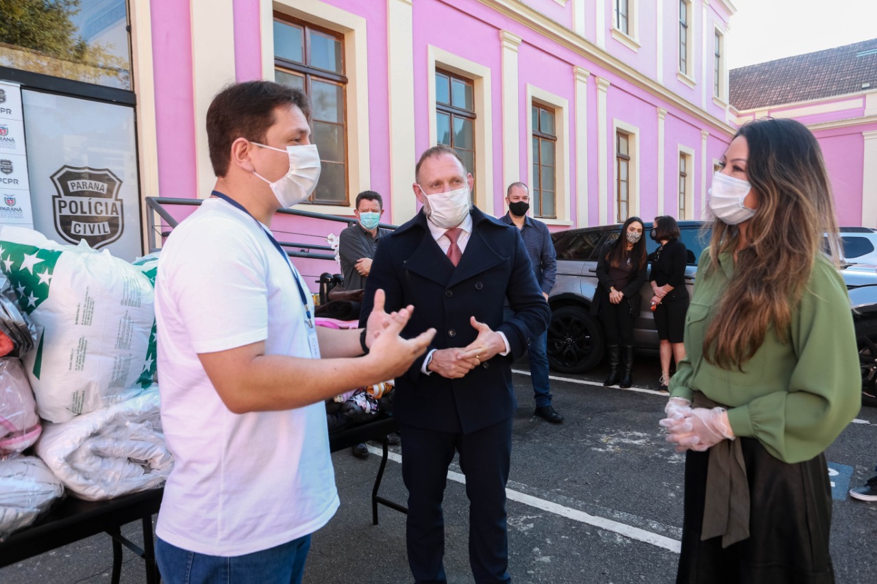 Os servidores da Polícia Civil do Paraná (PCPR) aderiram à campanha Aquece Paraná, promovida pelo Governo do Estado. Mais de 3,5 mil itens, entre vestuário e cobertores, já foram doados pelos policiais civis em todo o Estado do Paraná. A primeira-dama, Luciana Saito Massa, participou da entrega de 1.241 peças para a entidade “Unidos Conseguimos”, na terça-feira (4), na sede da PCPR, em Curitiba.  
Foto:Valdelino Pontes