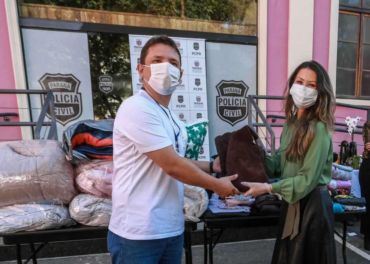 Os servidores da Polícia Civil do Paraná (PCPR) aderiram à campanha Aquece Paraná, promovida pelo Governo do Estado. Mais de 3,5 mil itens, entre vestuário e cobertores, já foram doados pelos policiais civis em todo o Estado do Paraná. A primeira-dama, Luciana Saito Massa, participou da entrega de 1.241 peças para a entidade “Unidos Conseguimos”, na terça-feira (4), na sede da PCPR, em Curitiba.  
Foto:Valdelino Pontes