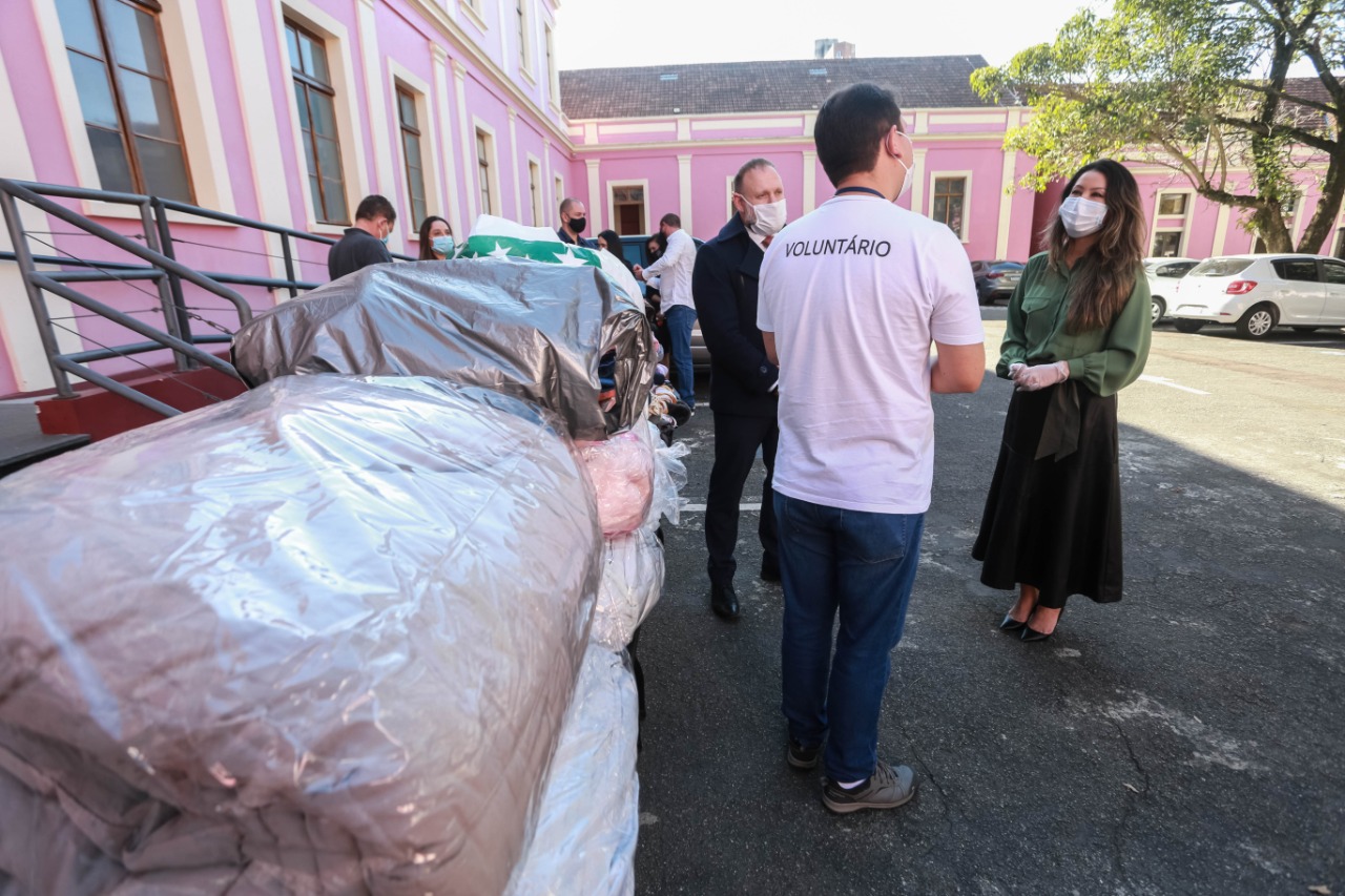Os servidores da Polícia Civil do Paraná (PCPR) aderiram à campanha Aquece Paraná, promovida pelo Governo do Estado. Mais de 3,5 mil itens, entre vestuário e cobertores, já foram doados pelos policiais civis em todo o Estado do Paraná. A primeira-dama, Luciana Saito Massa, participou da entrega de 1.241 peças para a entidade “Unidos Conseguimos”, na terça-feira (4), na sede da PCPR, em Curitiba.  
Foto:Valdelino Pontes