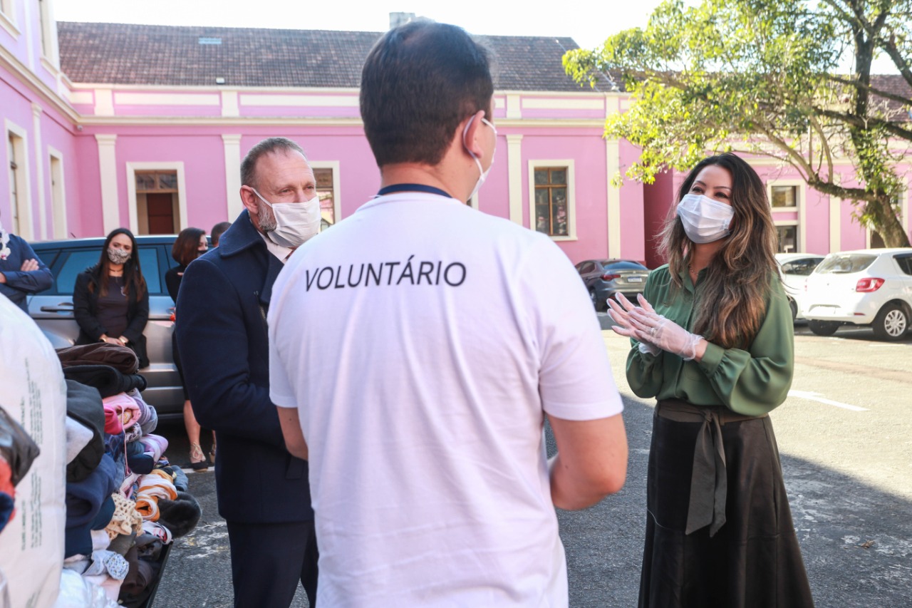 Os servidores da Polícia Civil do Paraná (PCPR) aderiram à campanha Aquece Paraná, promovida pelo Governo do Estado. Mais de 3,5 mil itens, entre vestuário e cobertores, já foram doados pelos policiais civis em todo o Estado do Paraná. A primeira-dama, Luciana Saito Massa, participou da entrega de 1.241 peças para a entidade “Unidos Conseguimos”, na terça-feira (4), na sede da PCPR, em Curitiba.  
Foto:Valdelino Pontes