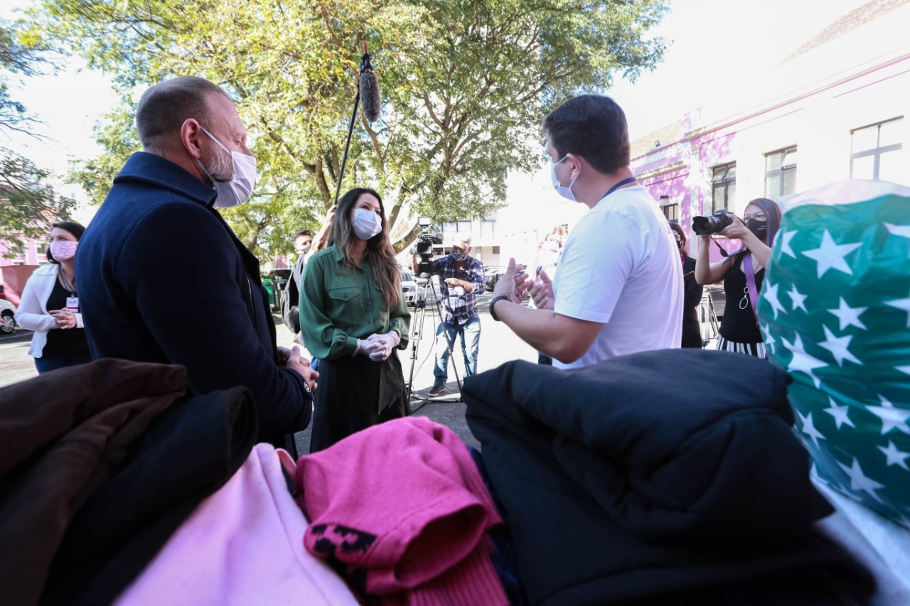 Os servidores da Polícia Civil do Paraná (PCPR) aderiram à campanha Aquece Paraná, promovida pelo Governo do Estado. Mais de 3,5 mil itens, entre vestuário e cobertores, já foram doados pelos policiais civis em todo o Estado do Paraná. A primeira-dama, Luciana Saito Massa, participou da entrega de 1.241 peças para a entidade “Unidos Conseguimos”, na terça-feira (4), na sede da PCPR, em Curitiba.  
Foto:Valdelino Pontes