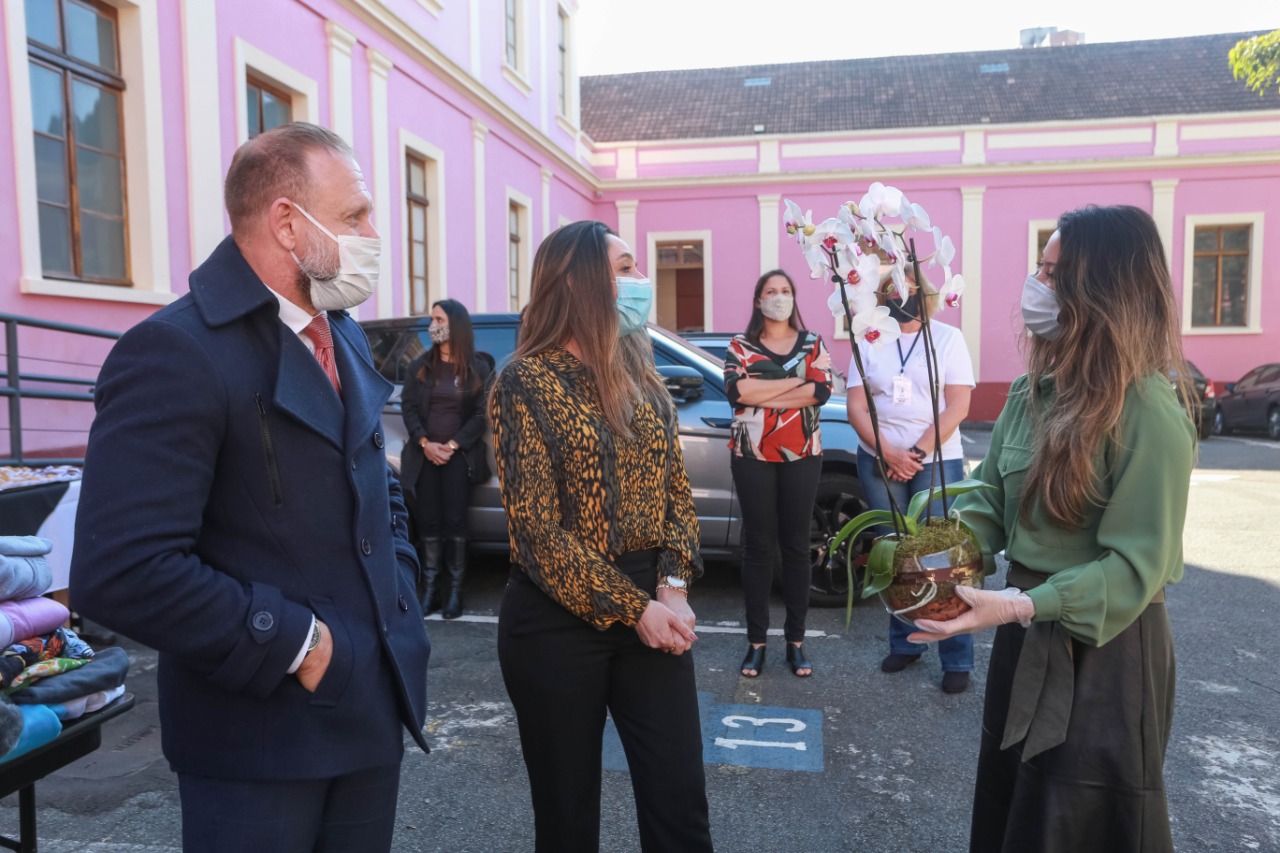 Os servidores da Polícia Civil do Paraná (PCPR) aderiram à campanha Aquece Paraná, promovida pelo Governo do Estado. Mais de 3,5 mil itens, entre vestuário e cobertores, já foram doados pelos policiais civis em todo o Estado do Paraná. A primeira-dama, Luciana Saito Massa, participou da entrega de 1.241 peças para a entidade “Unidos Conseguimos”, na terça-feira (4), na sede da PCPR, em Curitiba.  
Foto:Valdelino Pontes