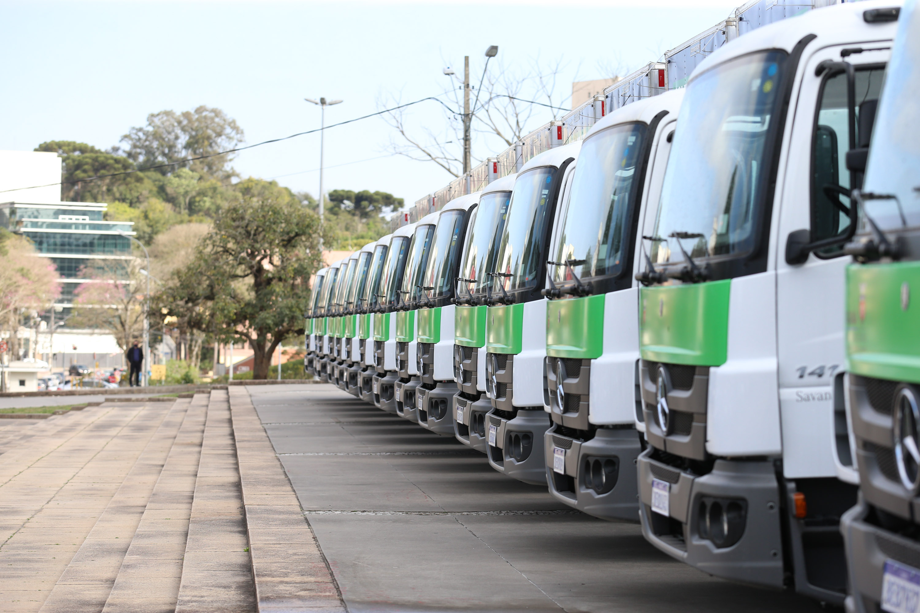 Gov Caminhoes O governador Carlos Massa Ratinho Junior entregou nesta quarta-feira (12) 16 caminhões de coleta seletiva (tipo baú), 20 caminhões-pipa e 15 caminhões compactadores de lixo orgânico para 48 municípios do Paraná. O investimento total do Instituto Água e Terra (IAT), vinculado à Secretaria de Estado do Desenvolvimento Sustentável e Turismo, é de R$ 11,2 milhões. Curitiba, 12/08/2020 - Foto: Geraldo Bubniak/AEN